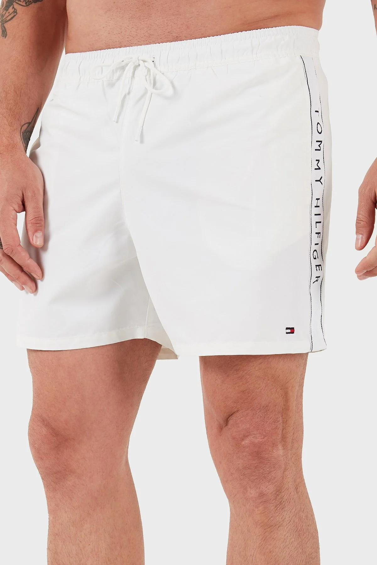 Tommy Hilfiger Logolu Cepli Erkek Mayo Short UM0UM03481 YCF BEYAZ - 11