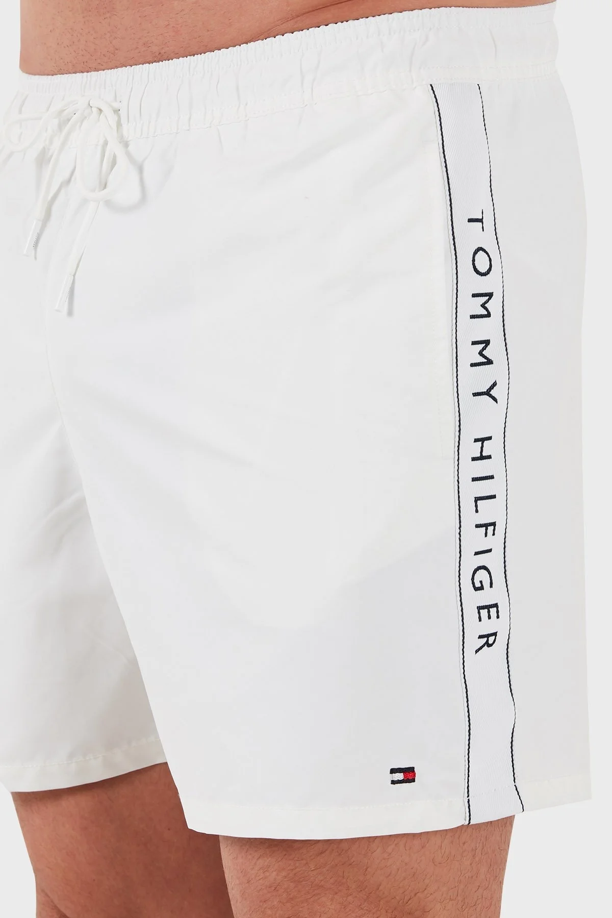 Tommy Hilfiger Logolu Cepli Erkek Mayo Short UM0UM03481 YCF BEYAZ - 12
