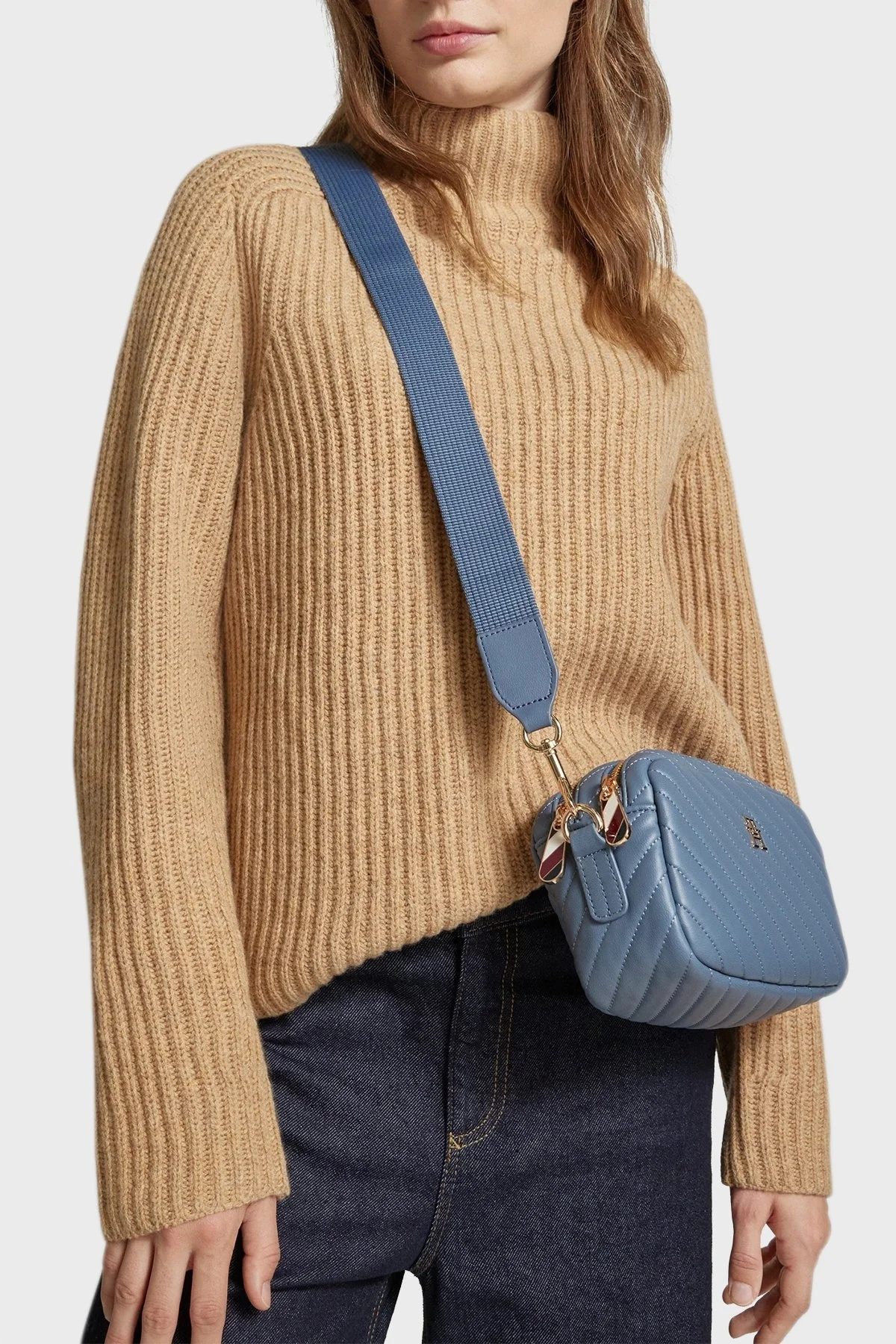 Tommy Hilfiger Logolu Çıkarılabilir Ayarlanabilir Omuz Askılı Bayan Çanta AW0AW17011 C0Z MAVİ - 2
