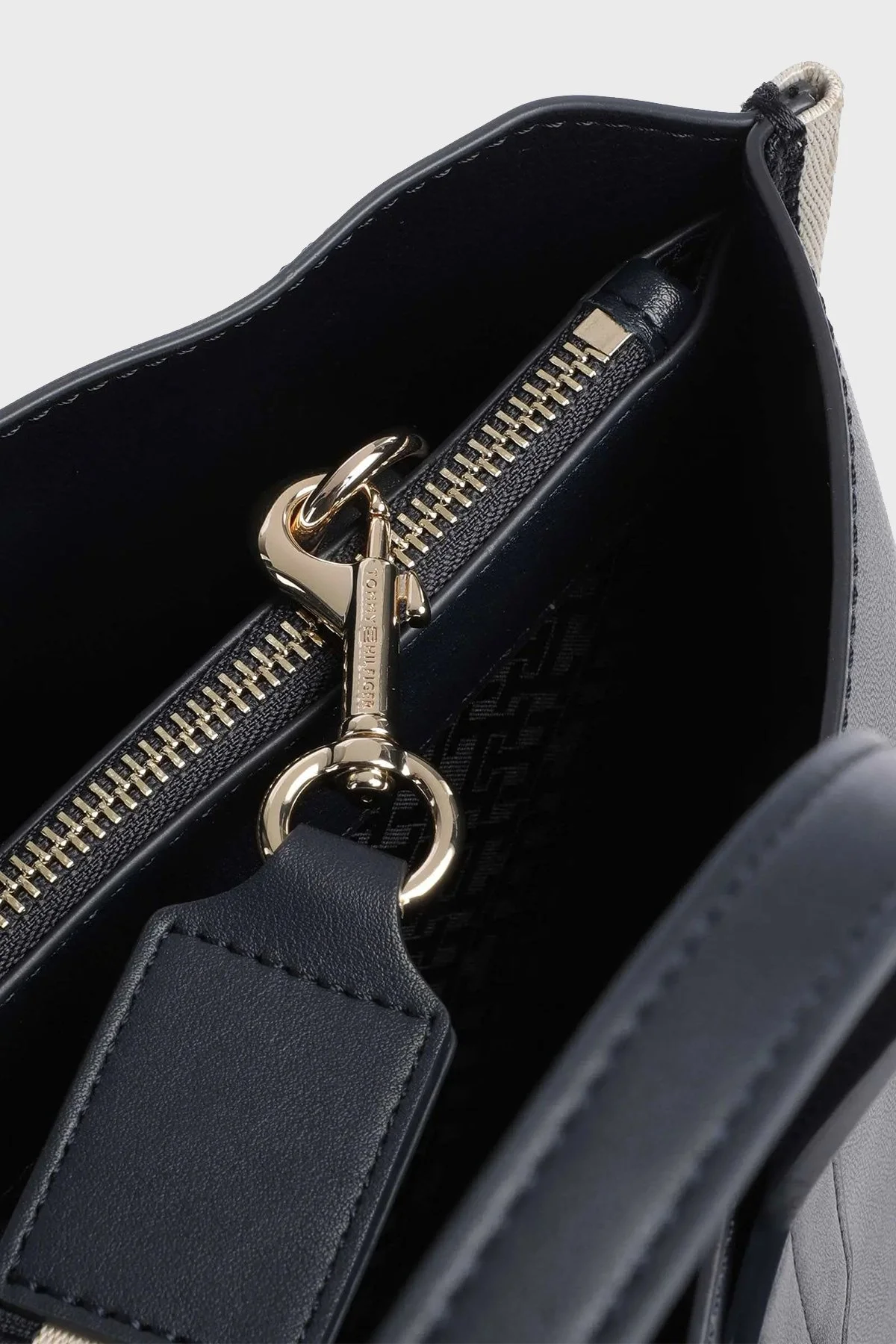 Tommy Hilfiger Logolu Çıkarılabilir Uzatma Askılı Bayan Çanta AW0AW15692 DW6 LACİVERT - 3