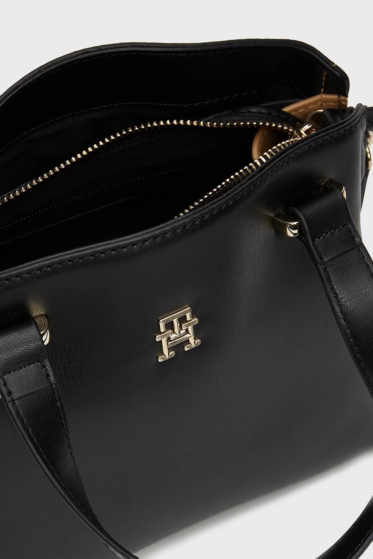 Tommy Hilfiger Logolu Çıkarılabilir Uzatma Askılı Bayan Çanta AW0AW15968 BDS SİYAH - 4