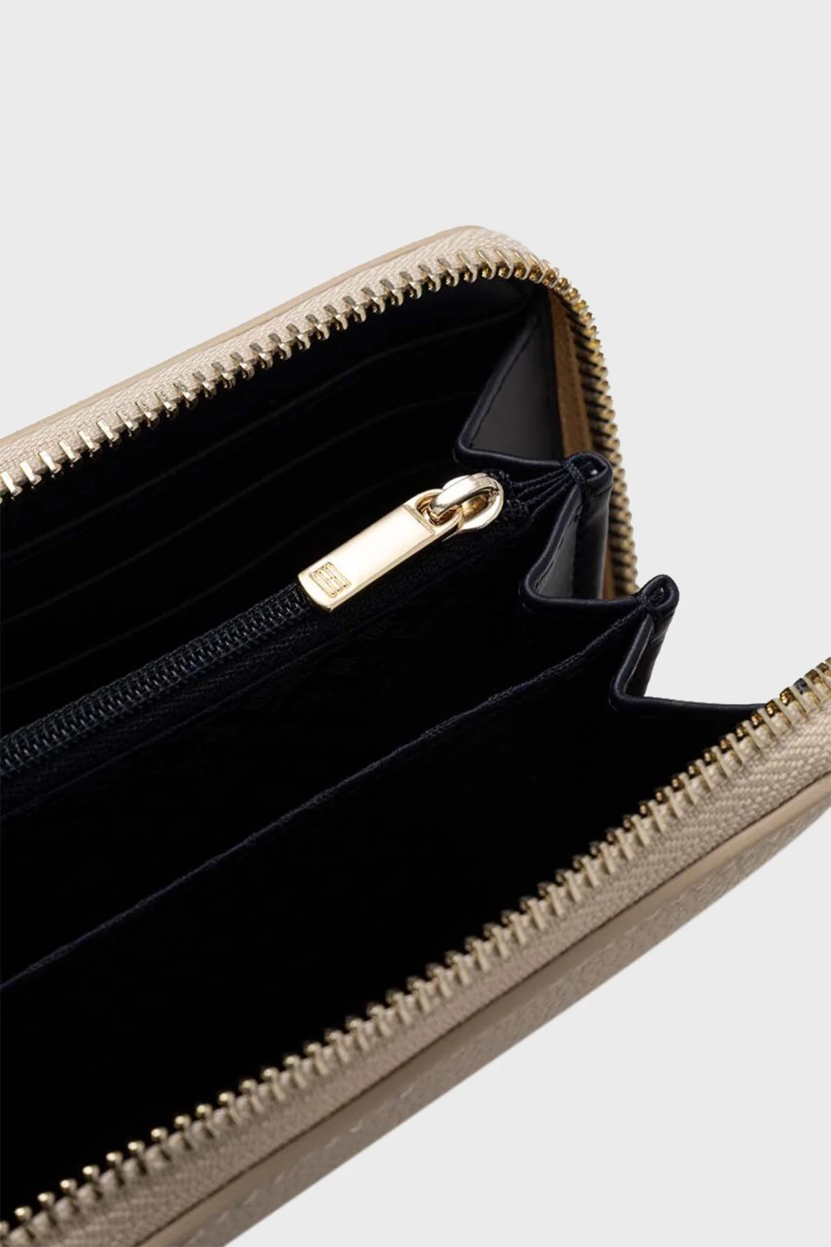 Tommy Hilfiger Logolu Çok Bölmeli Bayan Cüzdan AW0AW16091 AES BEJ - 4