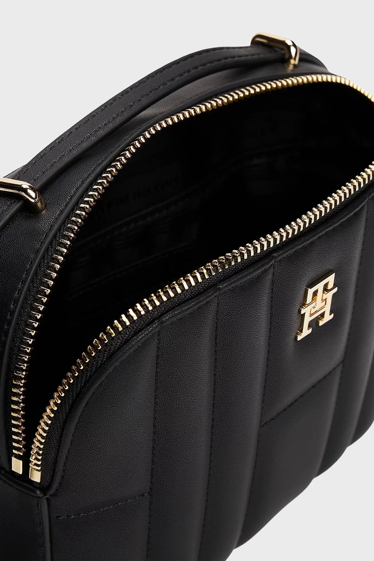 Tommy Hilfiger Logolu Dikiş Detaylı Ayarlanabilir Askılı Bayan Çanta AW0AW17453 BDS SİYAH - 4