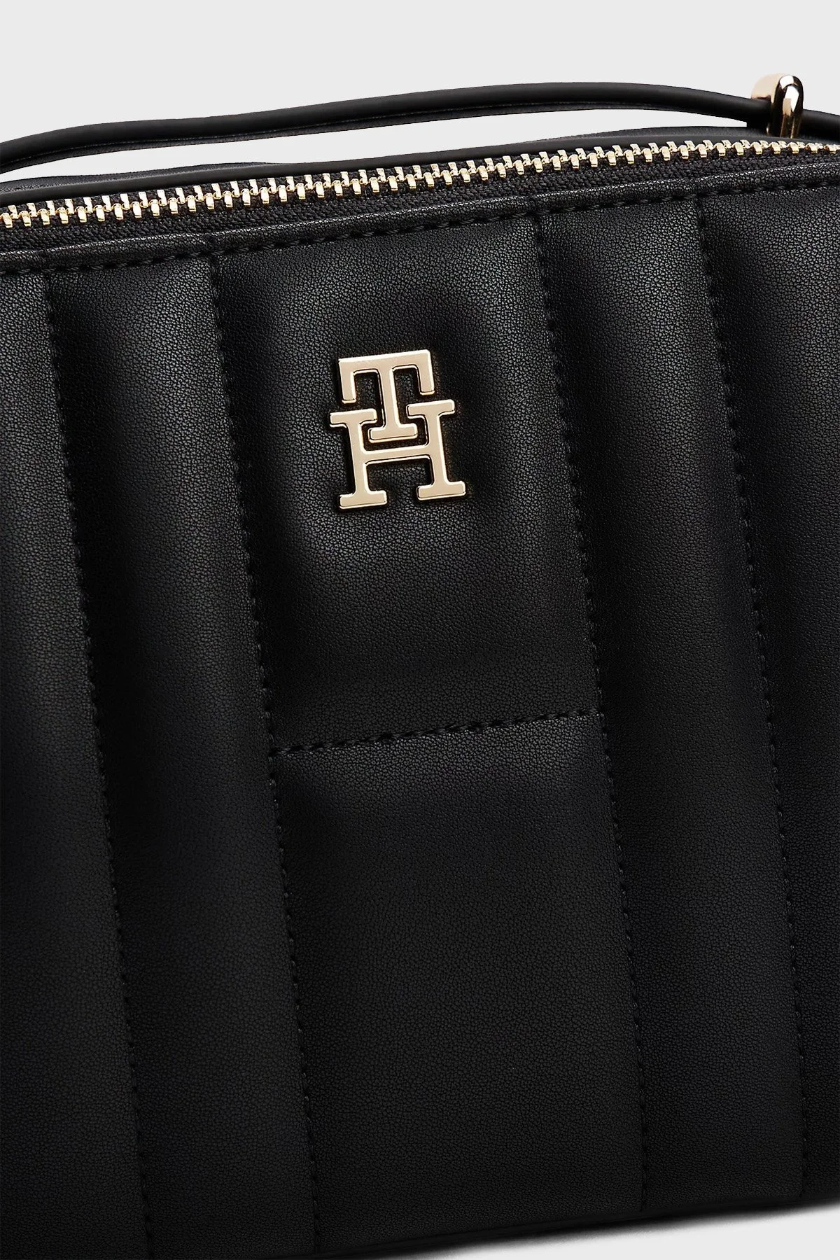 Tommy Hilfiger Logolu Dikiş Detaylı Ayarlanabilir Askılı Bayan Çanta AW0AW17453 BDS SİYAH - 5