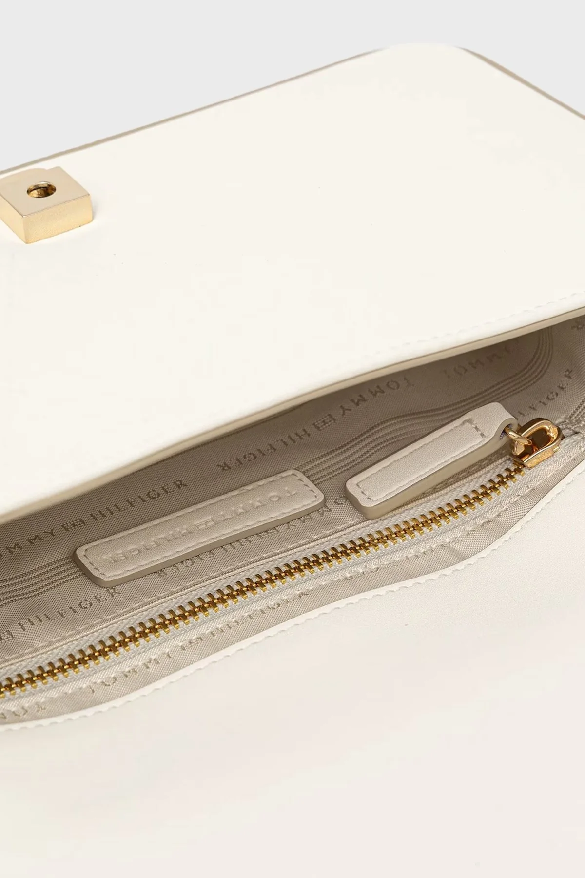 Tommy Hilfiger Logolu Dikiş Detaylı Çıkarılabilir Askılı Bayan Çanta AW0AW17454 Z00 AÇIK BEJ - 4