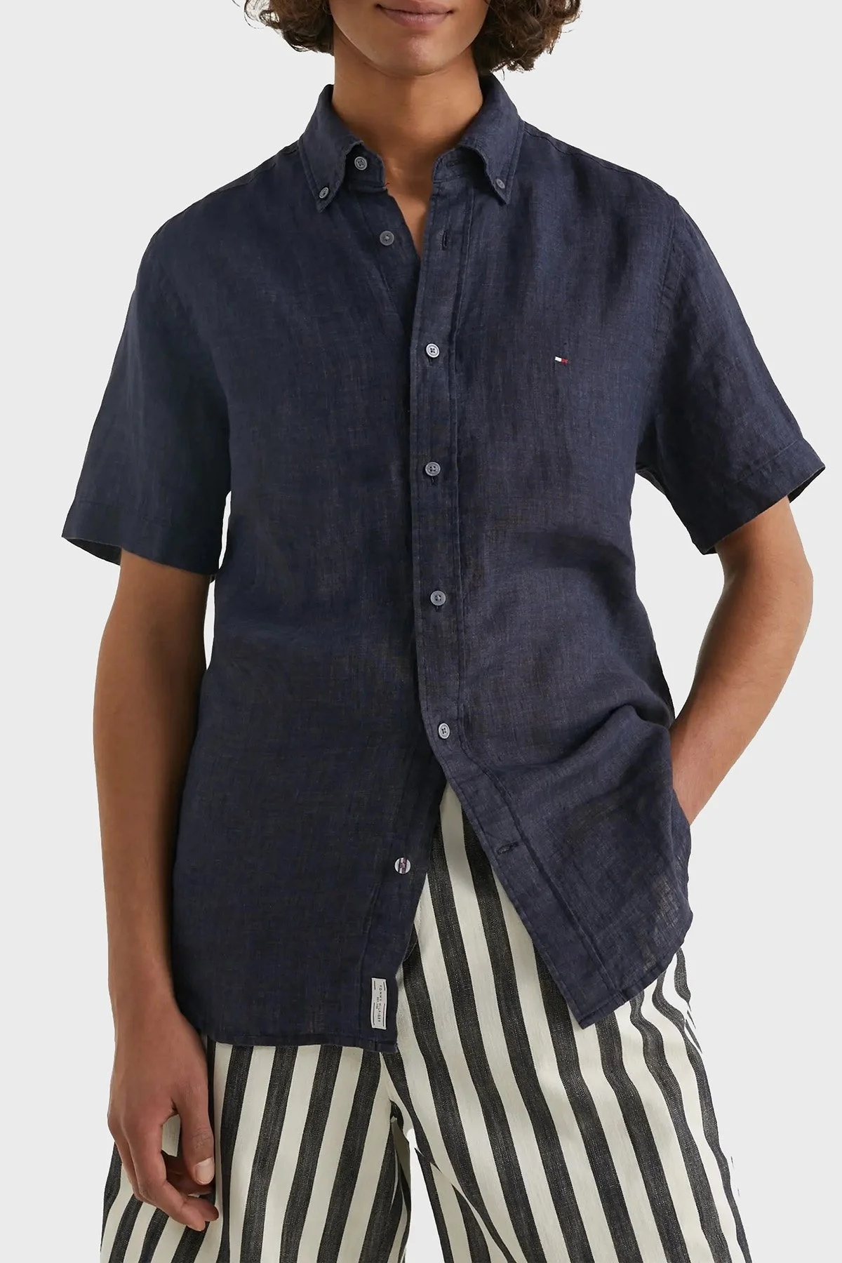 Tommy Hilfiger Logolu Düğmeli Yaka Kısa Kollu Regular Fit % 100 Keten Erkek Gömlek MW0MW30916 DW5 LACİVERT - 1