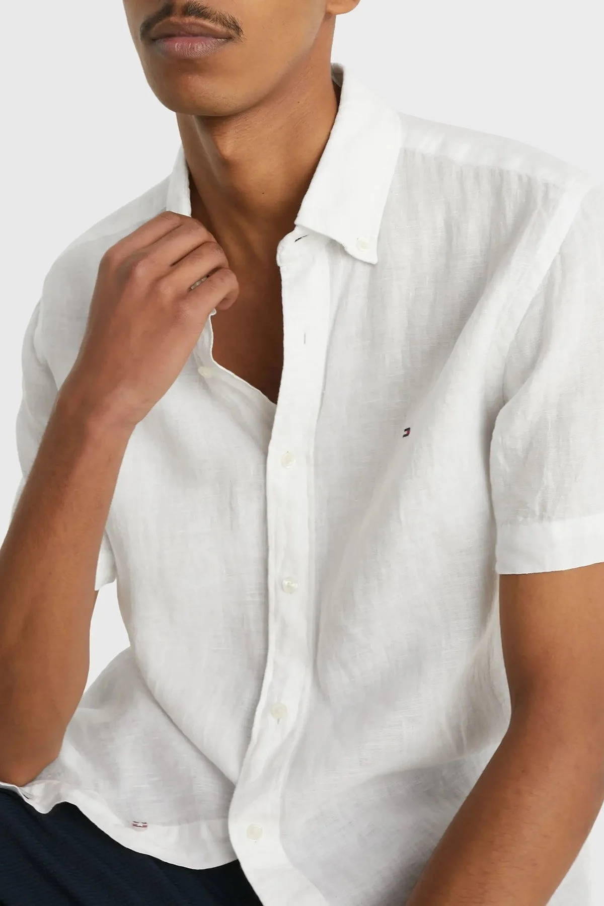 Tommy Hilfiger Logolu Düğmeli Yaka Kısa Kollu Regular Fit % 100 Keten Erkek Gömlek MW0MW30916 YCF BEYAZ - 1