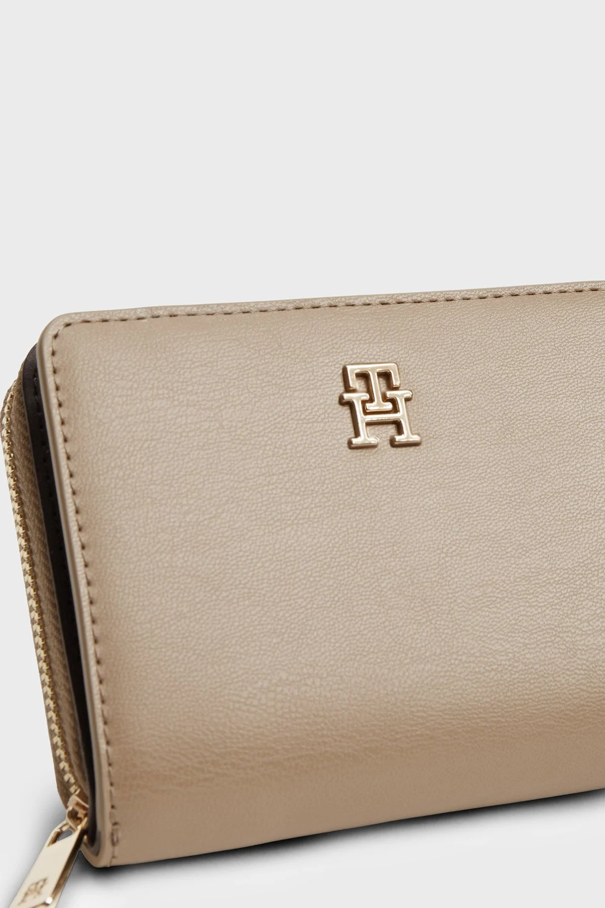 Tommy Hilfiger Logolu Fermuar ve Çıtçıt Düğmeli Kadın Cüzdan AW0AW17742 R06 Açık kahve - 3