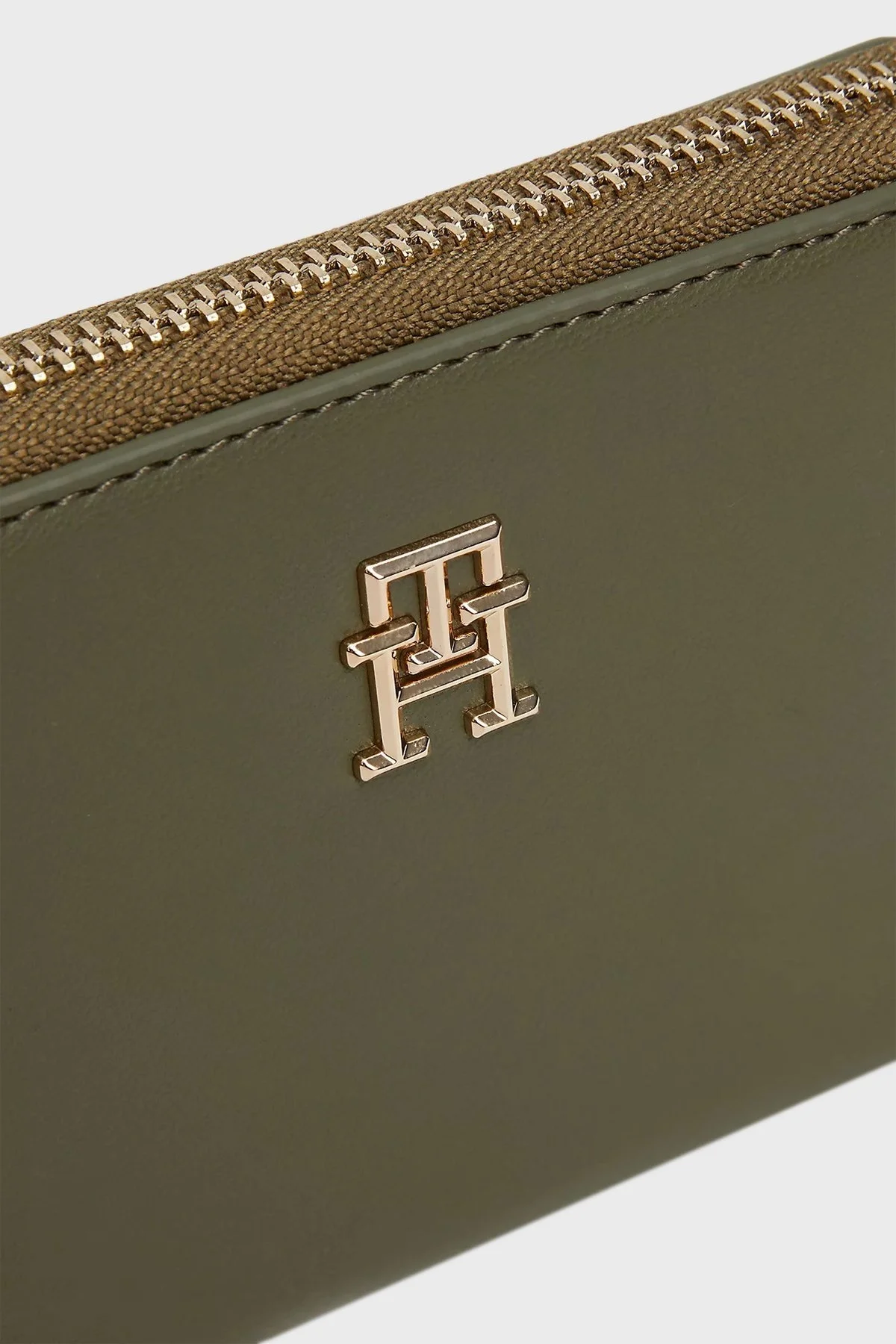 Tommy Hilfiger Logolu Fermuarlı Bayan Cüzdan AW0AW16330 MSH YEŞİL - 3