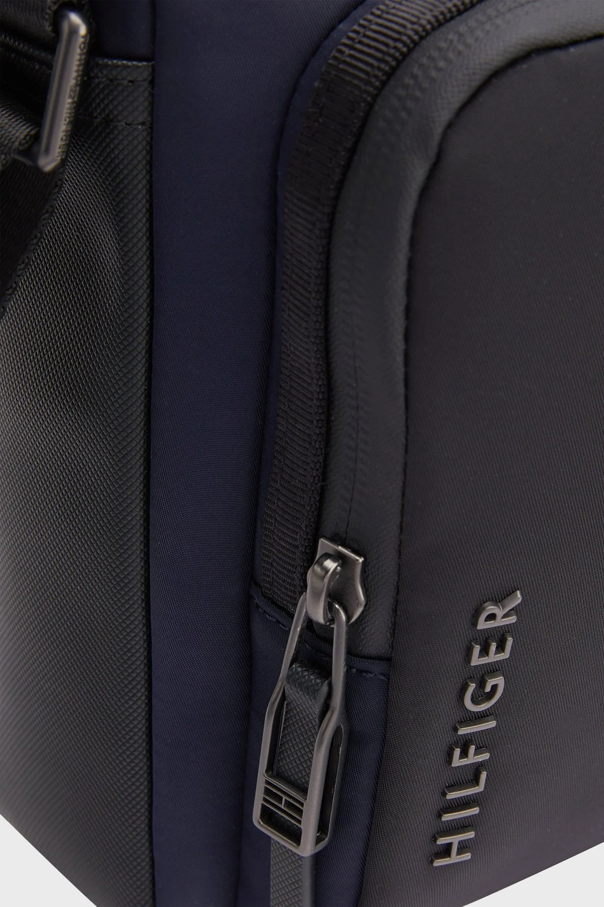 Tommy Hilfiger Logolu Fermuarlı Erkek Çanta AM0AM10599 DW6 LACİVERT-SİYAH - 3