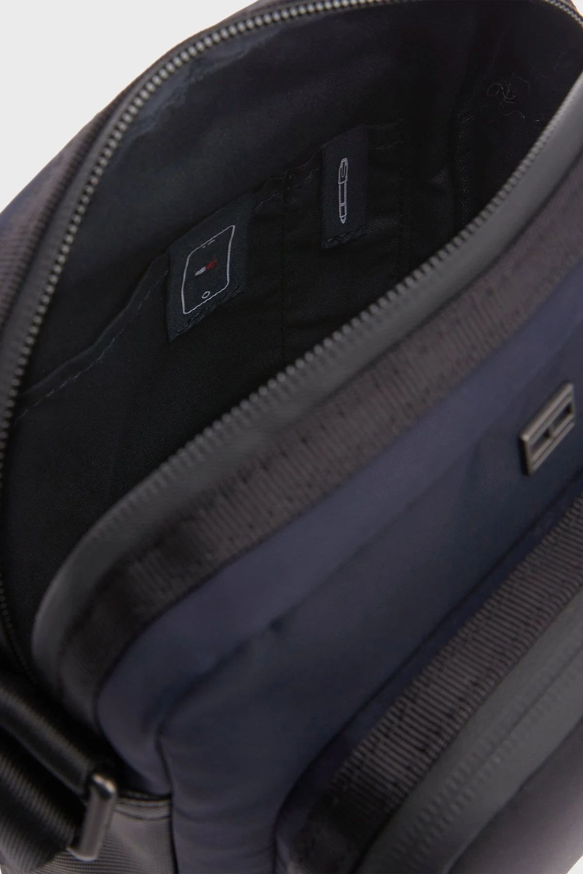 Tommy Hilfiger Logolu Fermuarlı Erkek Çanta AM0AM10599 DW6 LACİVERT-SİYAH - 4