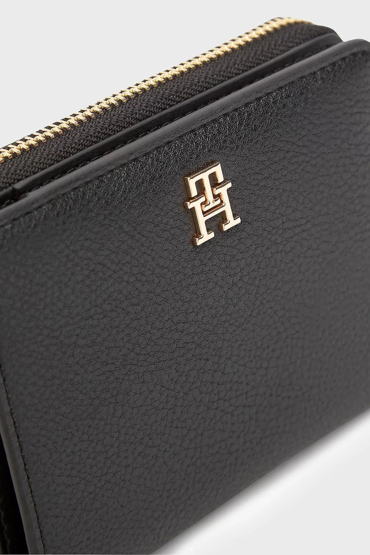 Tommy Hilfiger Logolu Fermuarlı Kadın Cüzdan AW0AW18475 BDS Siyah - 4