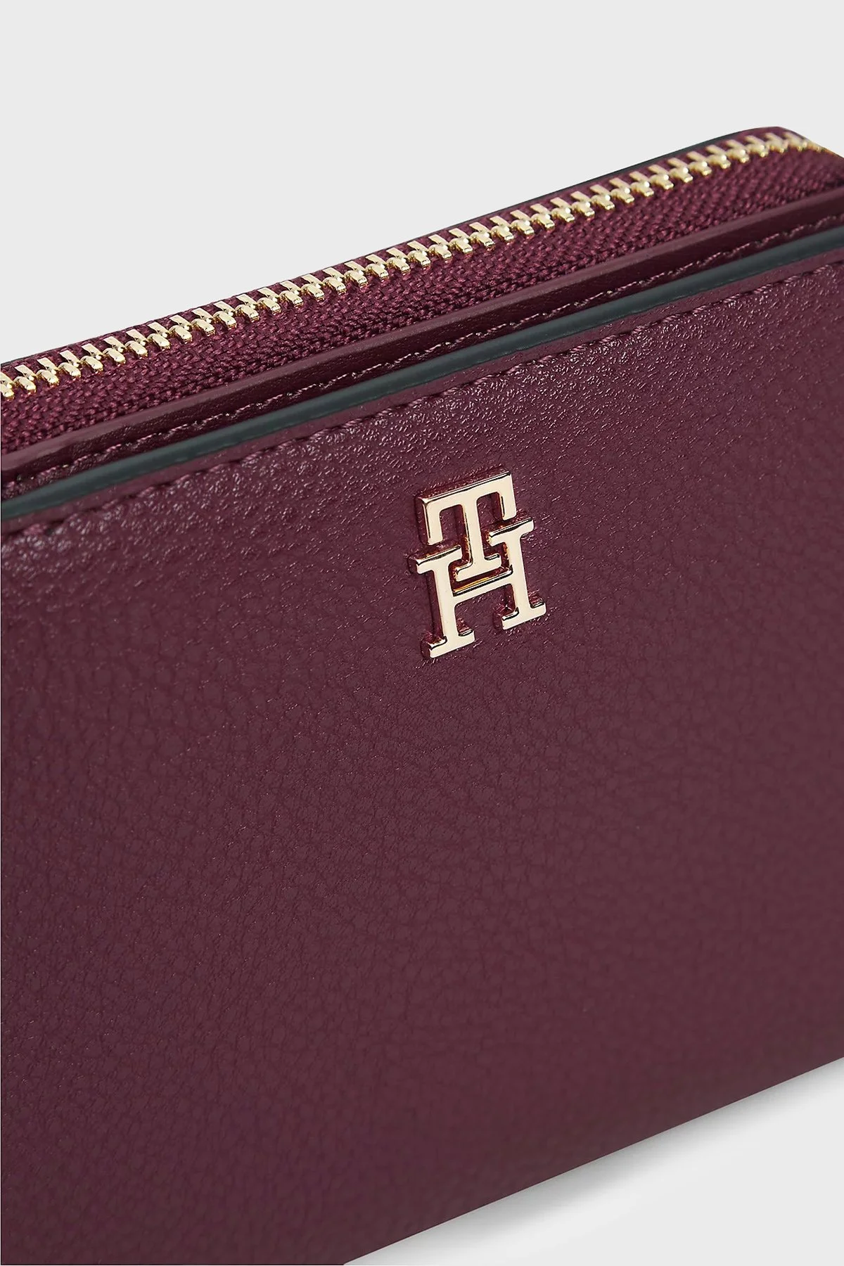 Tommy Hilfiger Logolu Fermuarlı Kadın Cüzdan AW0AW18758 GNE Bordo - 4
