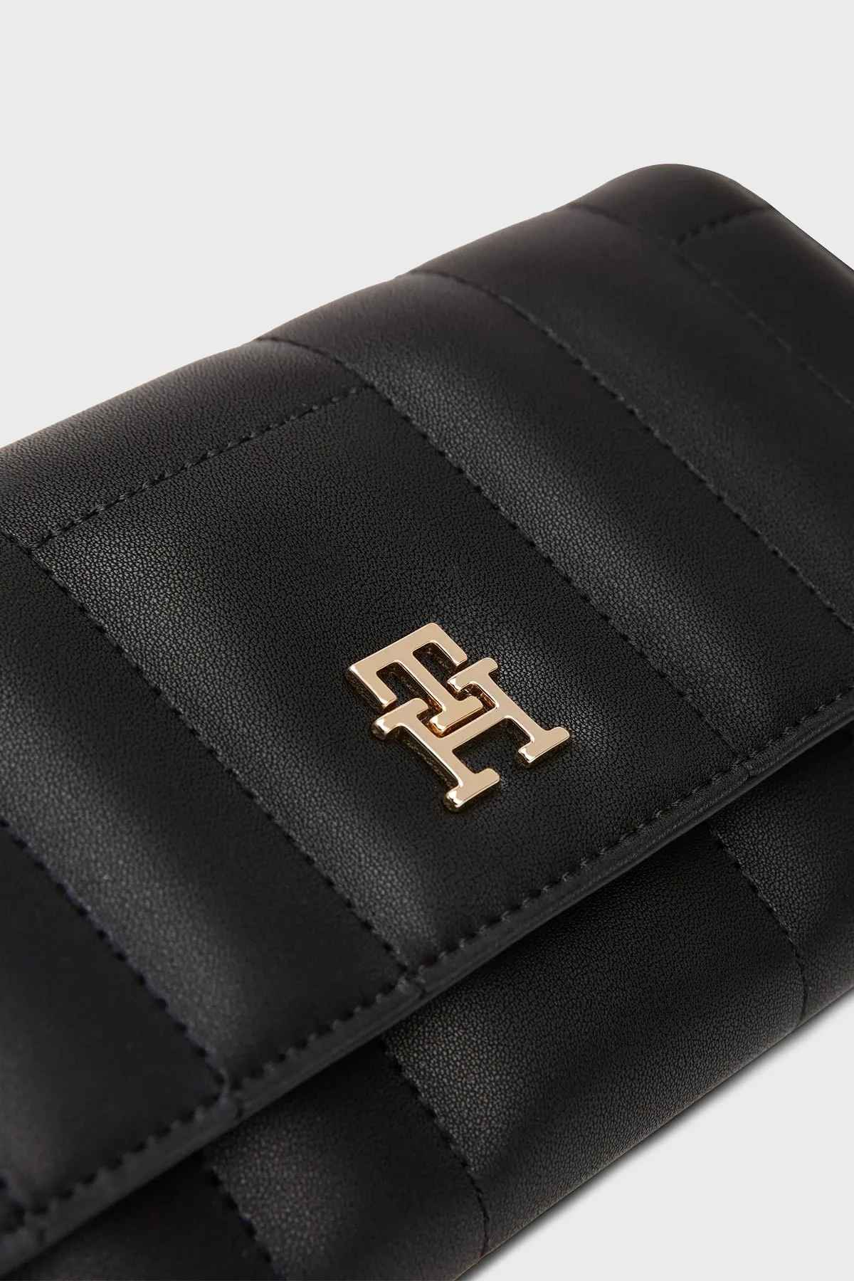 Tommy Hilfiger Logolu Kapaklı Portföy Bayan Cüzdan AW0AW17475 BDS SİYAH - 4