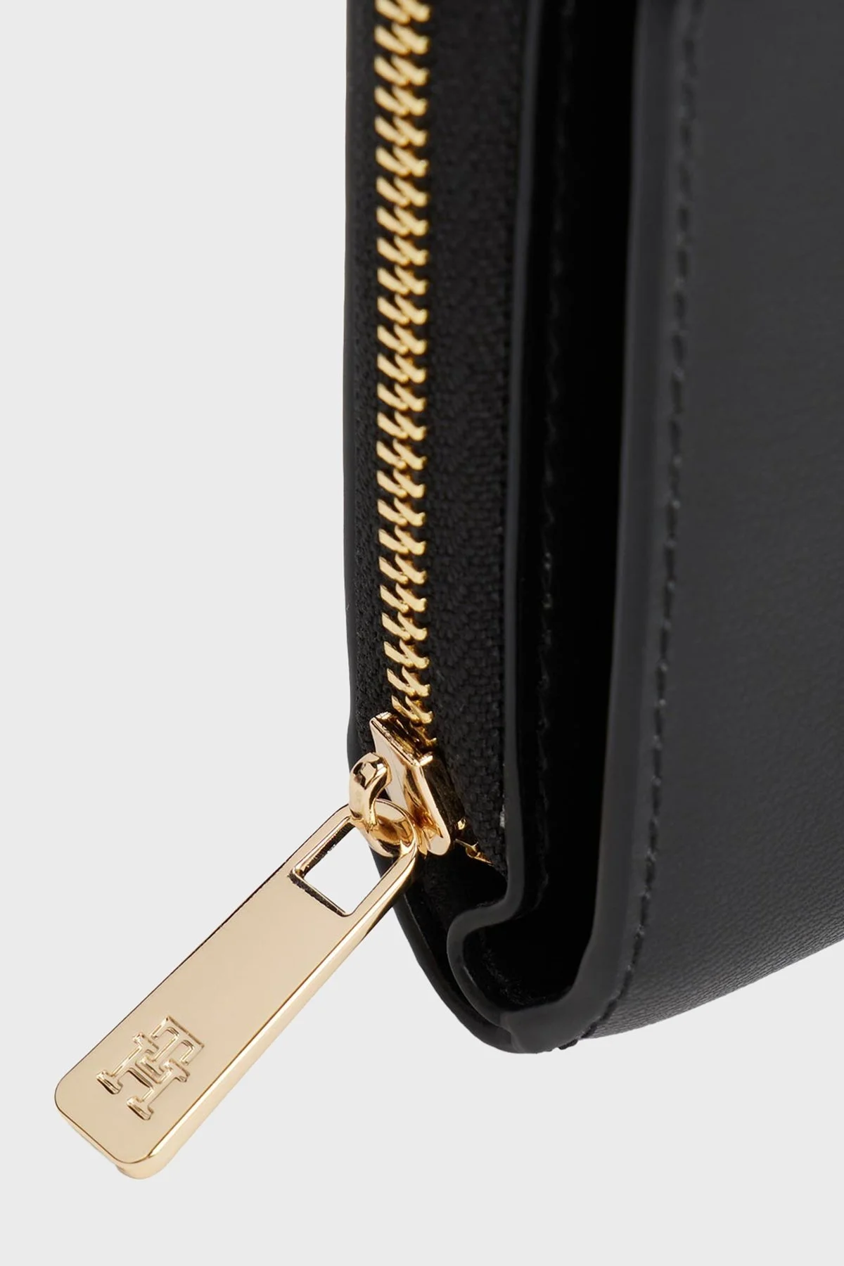 Tommy Hilfiger Logolu Kapitone Detaylı Fermuarlı Bayan Cüzdan AW0AW17746 BDS SİYAH - 4