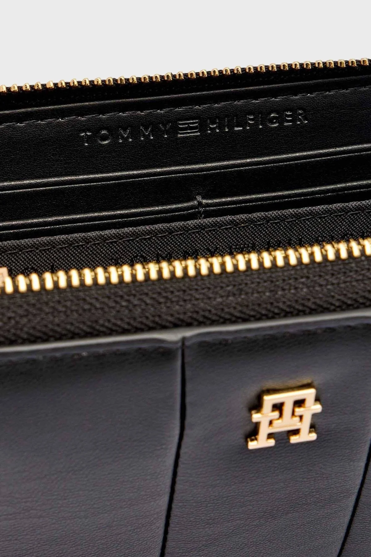 Tommy Hilfiger Logolu Kapitone Detaylı Fermuarlı Bayan Cüzdan AW0AW17747 BDS SİYAH - 4