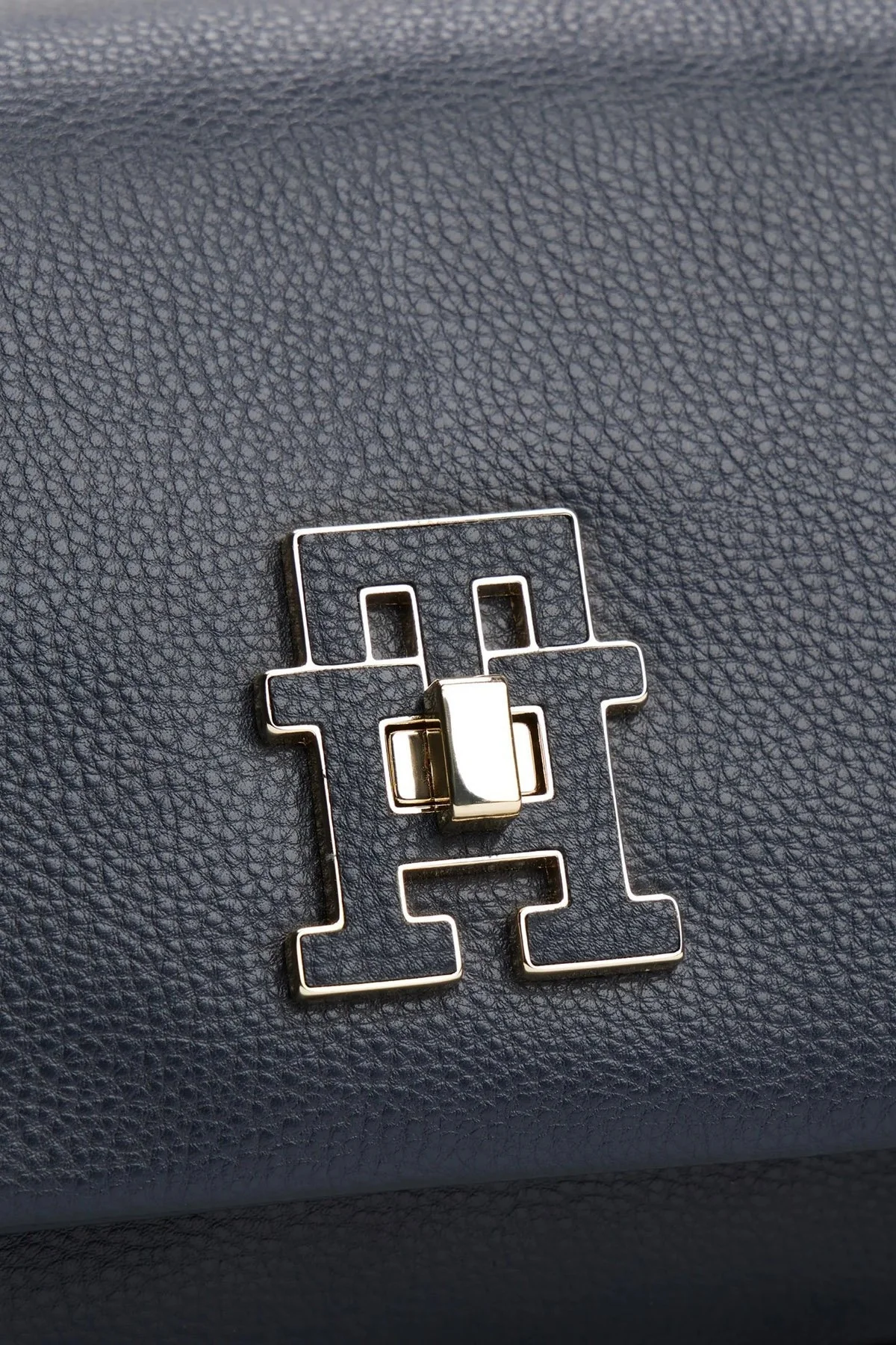 Tommy Hilfiger Logolu Kilit Kapamalı Zincir Askılı Küçük Bayan Çanta AW0AW17462 DW6 LACİVERT - 5