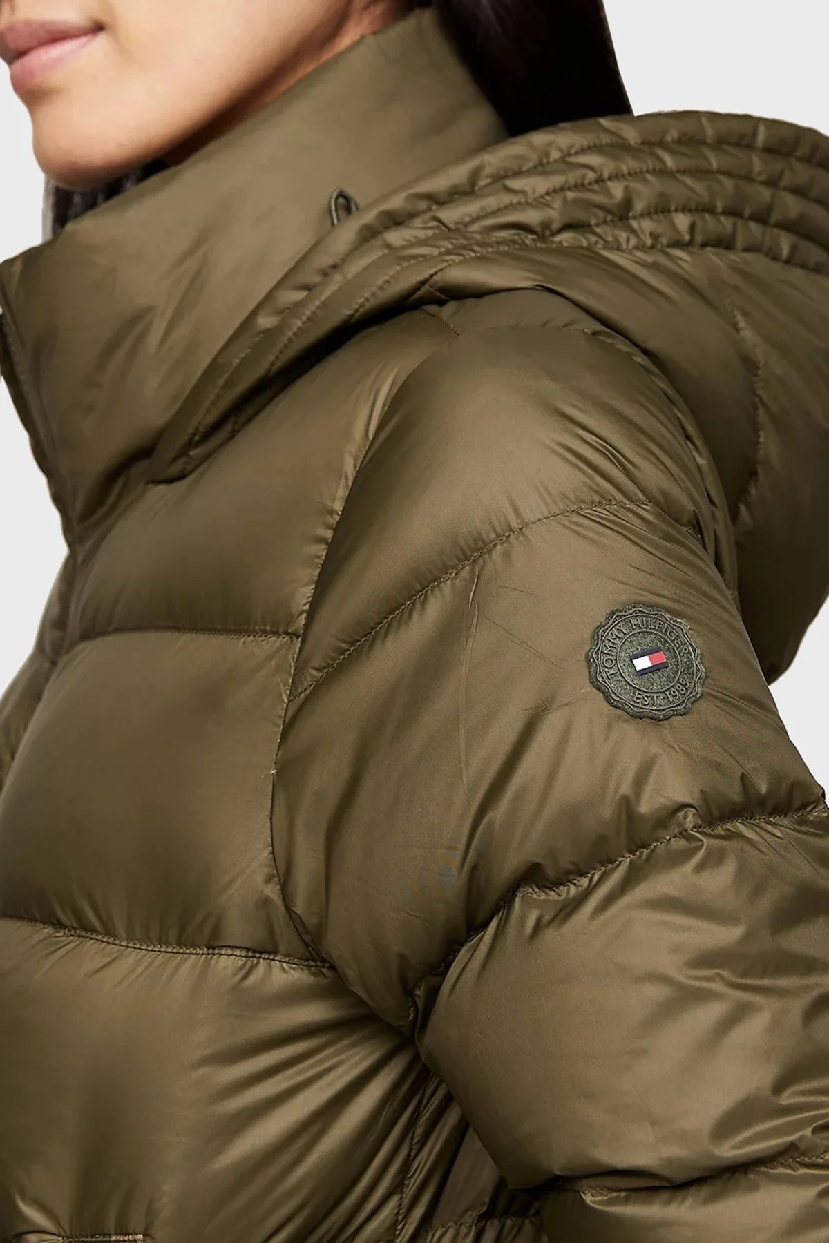 Tommy Hilfiger Logolu Kuş Tüyü Dolgulu Regular Fit Kapüşonlu Şişme Bayan Mont WW0WW43581 RBN KOYU HAKİ - 4