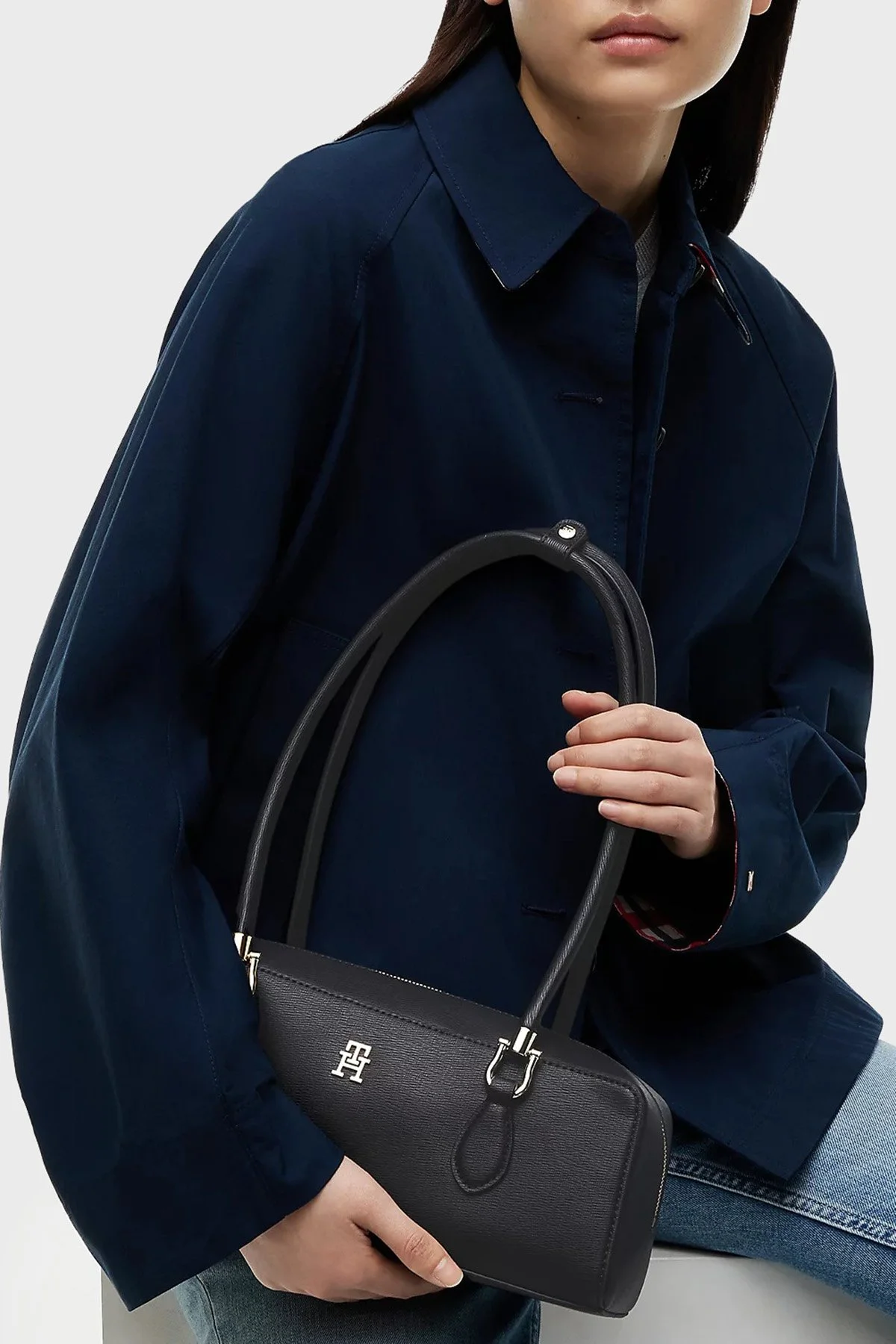Tommy Hilfiger Logolu Omuz Askılı Kadın Çanta AW0AW18748 BDS Siyah - 2