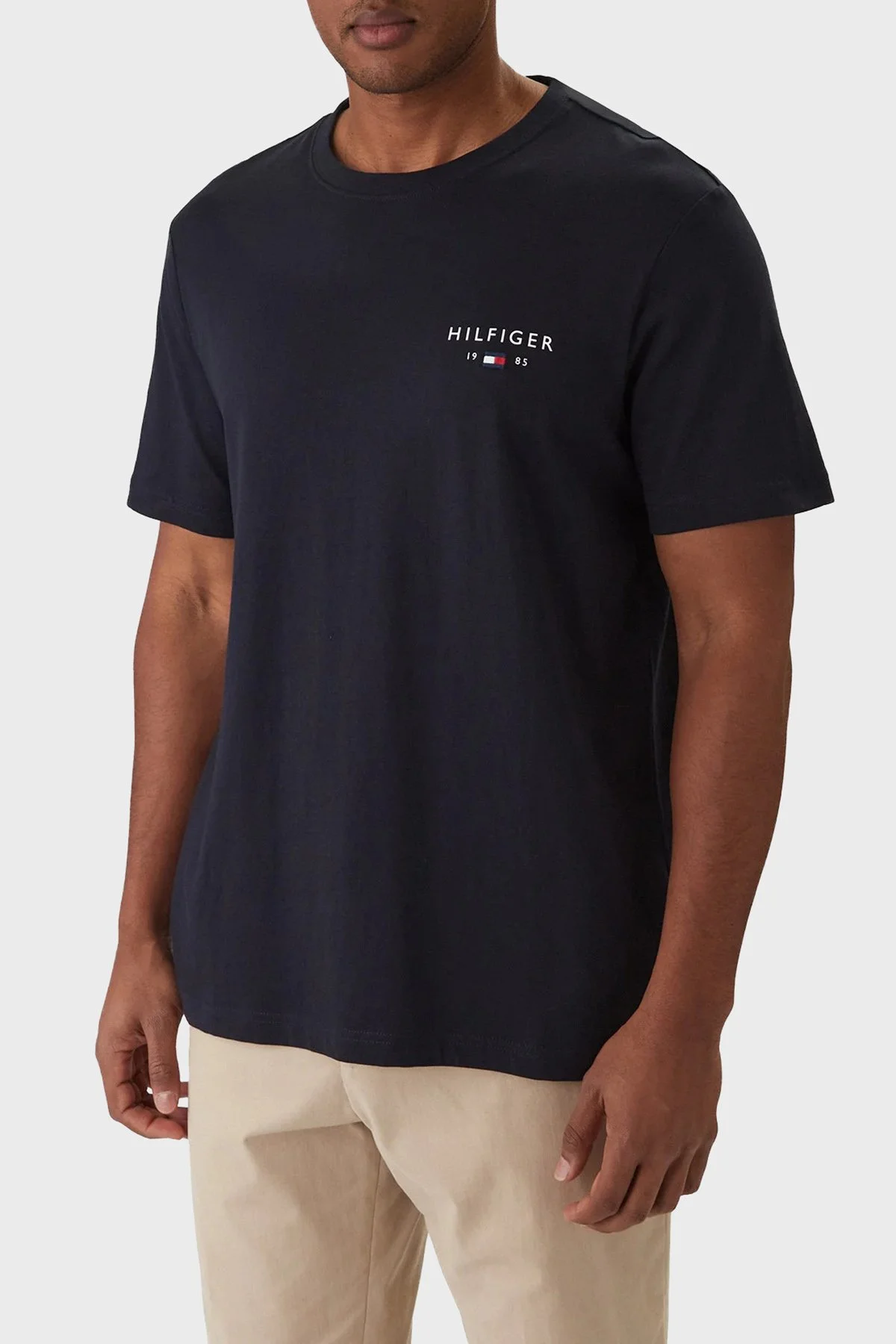 Tommy Hilfiger Logolu Pamuklu Regular Fit Bisiklet Yaka Erkek T Shirt MW0MW41456 DW5 Lacivert - 1