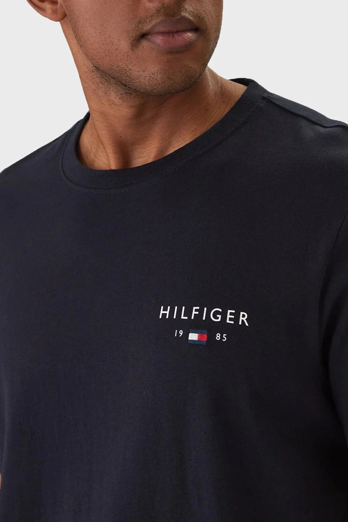 Tommy Hilfiger Logolu Pamuklu Regular Fit Bisiklet Yaka Erkek T Shirt MW0MW41456 DW5 Lacivert - 4