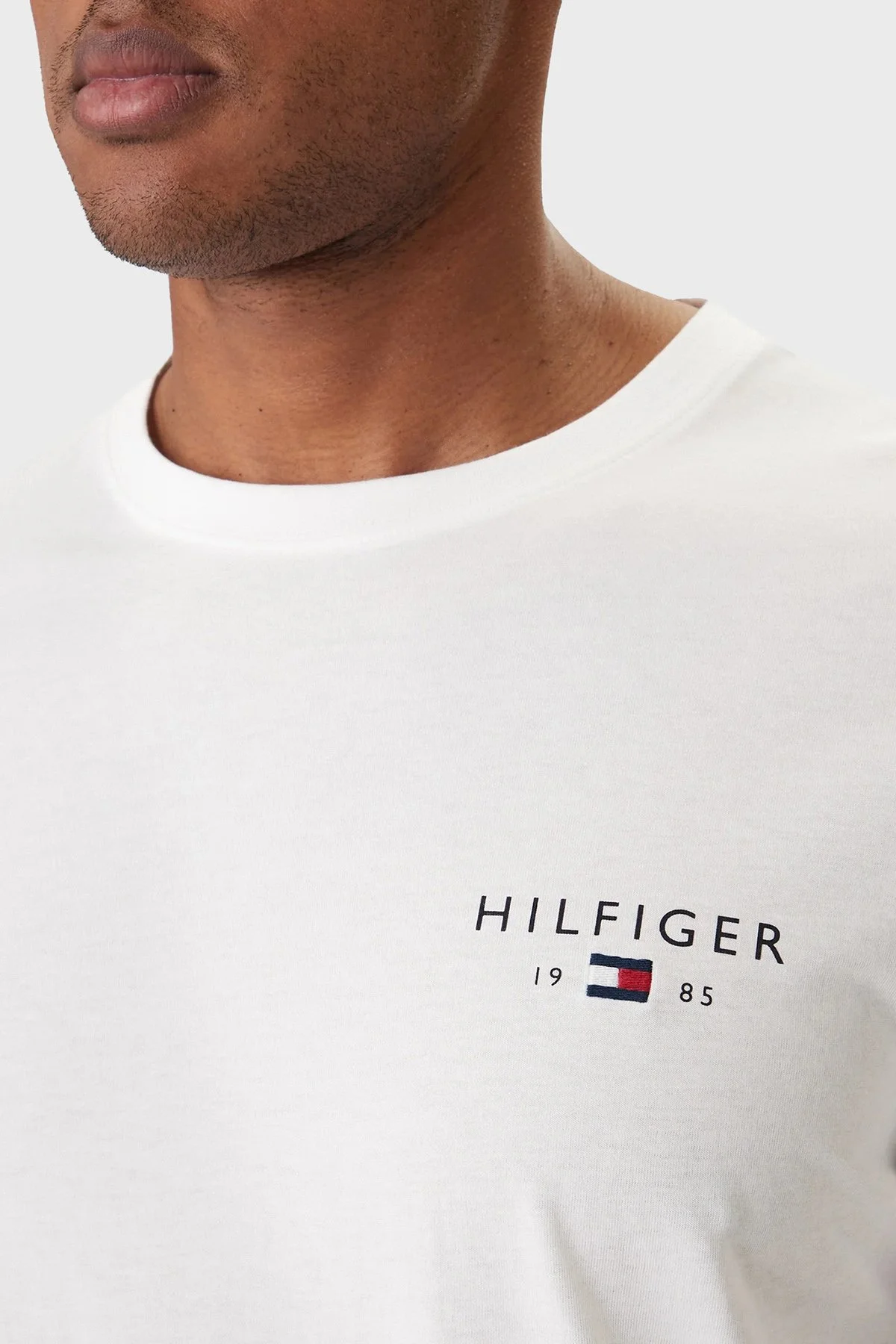Tommy Hilfiger Logolu Pamuklu Regular Fit Bisiklet Yaka Erkek T Shirt MW0MW41456 YBR Beyaz - 4