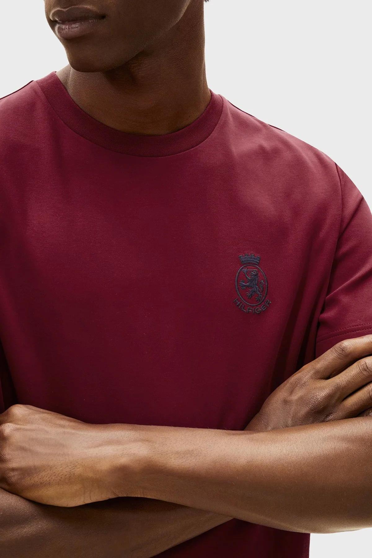 Tommy Hilfiger Logolu Pamuklu Regular Fit Bisiklet Yaka Erkek T Shirt MW0MW42854 XJS KIRMIZI - 4