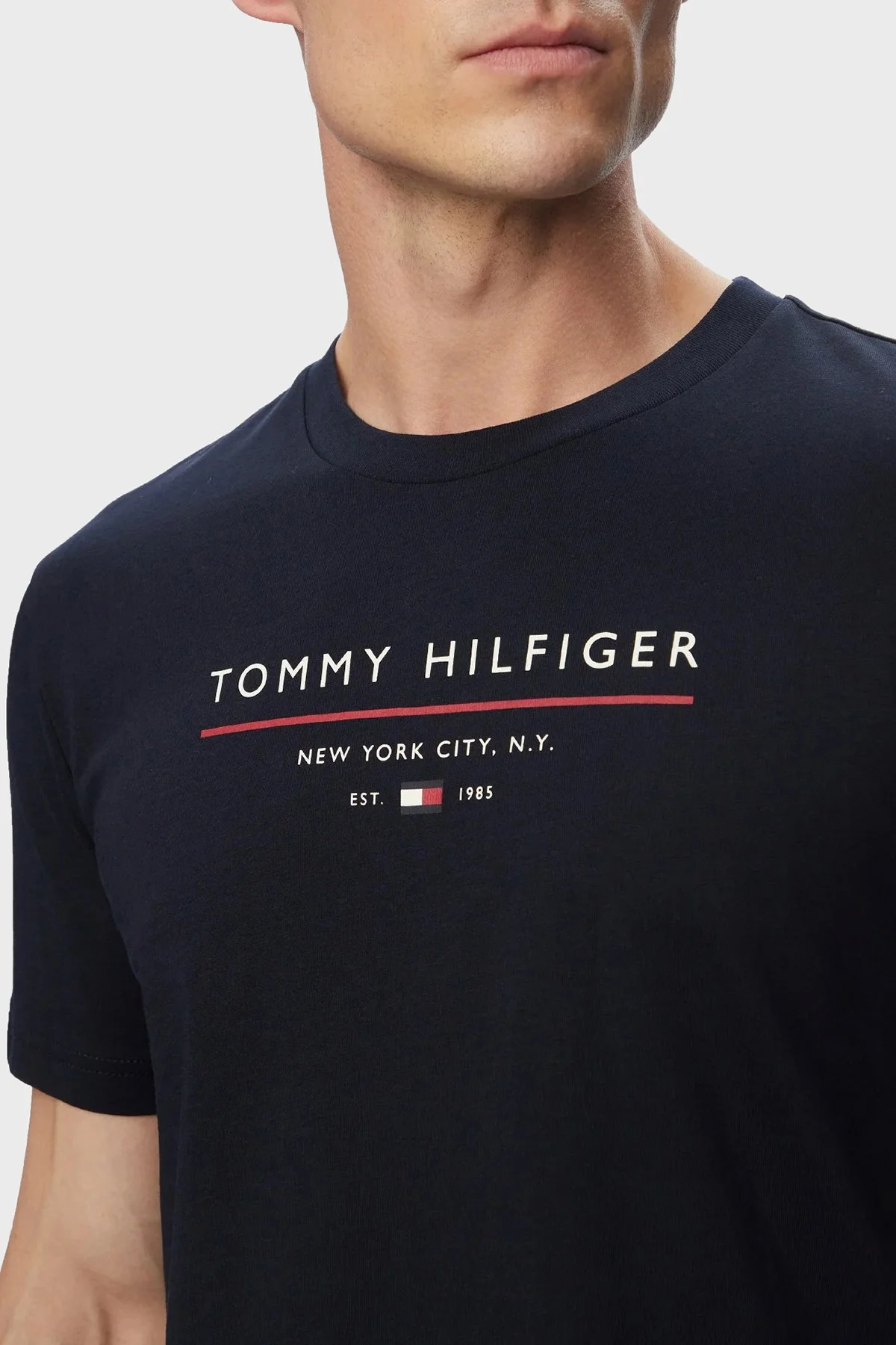 Tommy Hilfiger Logolu Pamuklu Regular Fit Bisiklet Yaka Erkek T Shirt MW0MW44359 DW5 Lacivert - 4