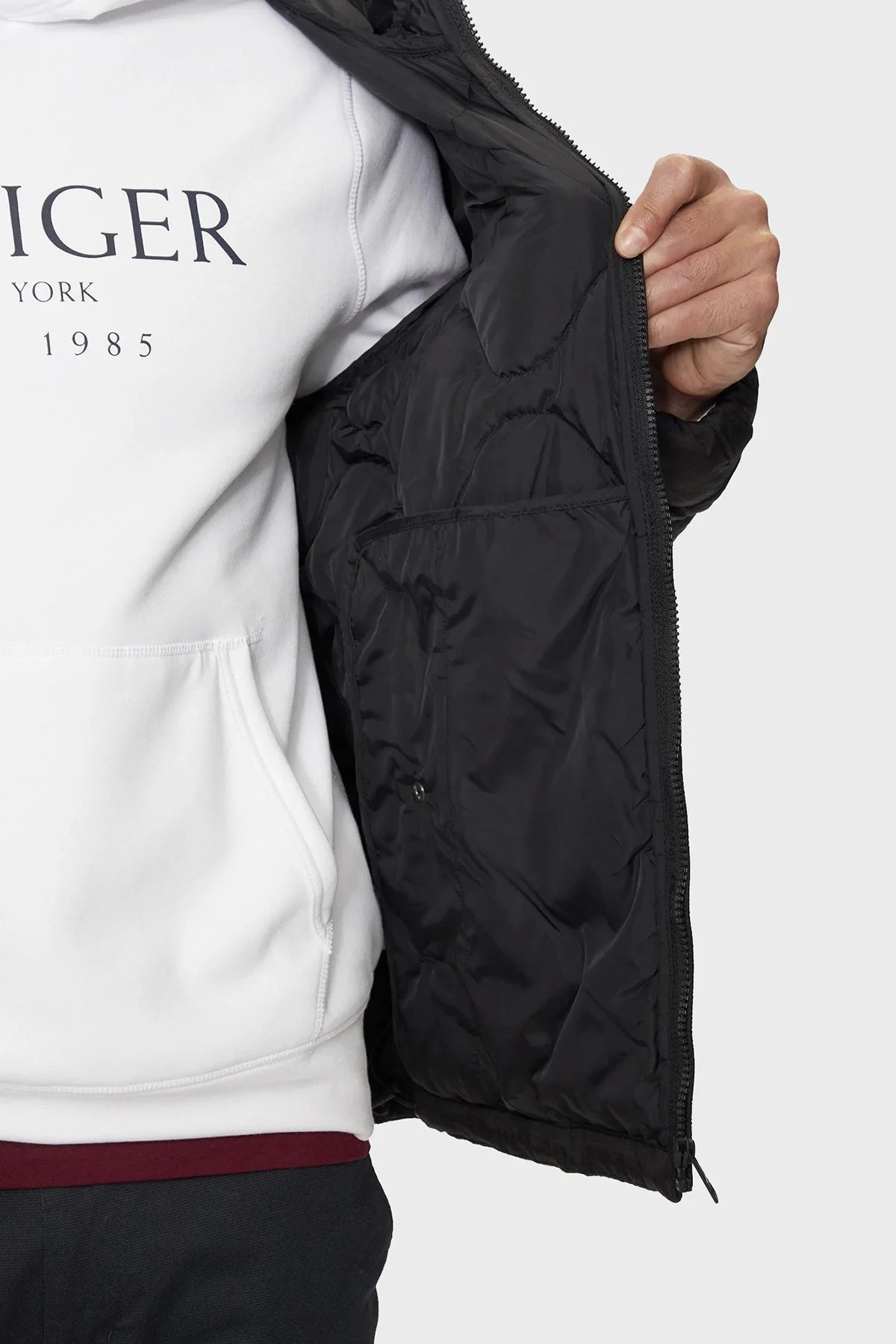 Tommy Hilfiger Logolu Regular Fit Kapitoneli Kapüşonlu Şişme Erkek Mont MW0MW36585 BDS SİYAH - 10