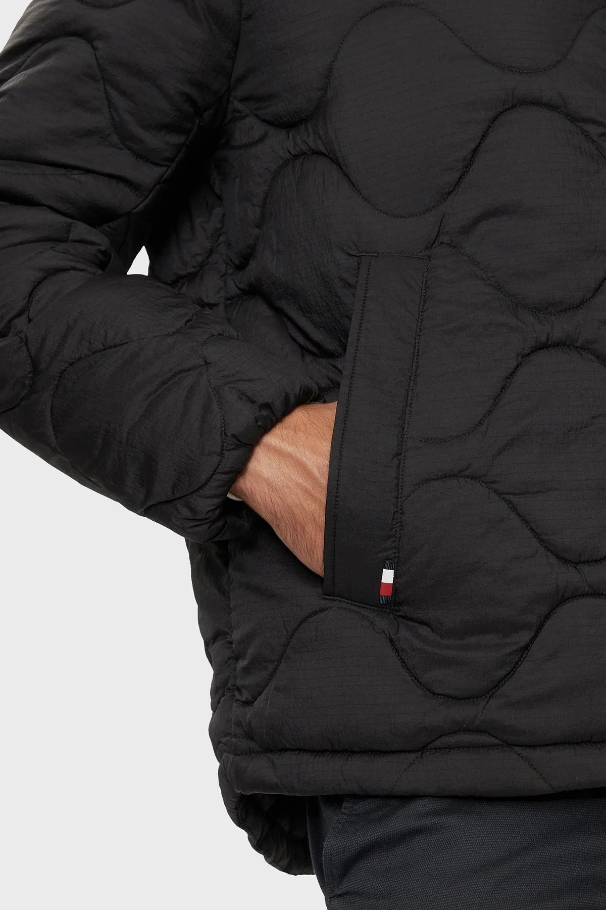 Tommy Hilfiger Logolu Regular Fit Kapitoneli Kapüşonlu Şişme Erkek Mont MW0MW36585 BDS SİYAH - 12