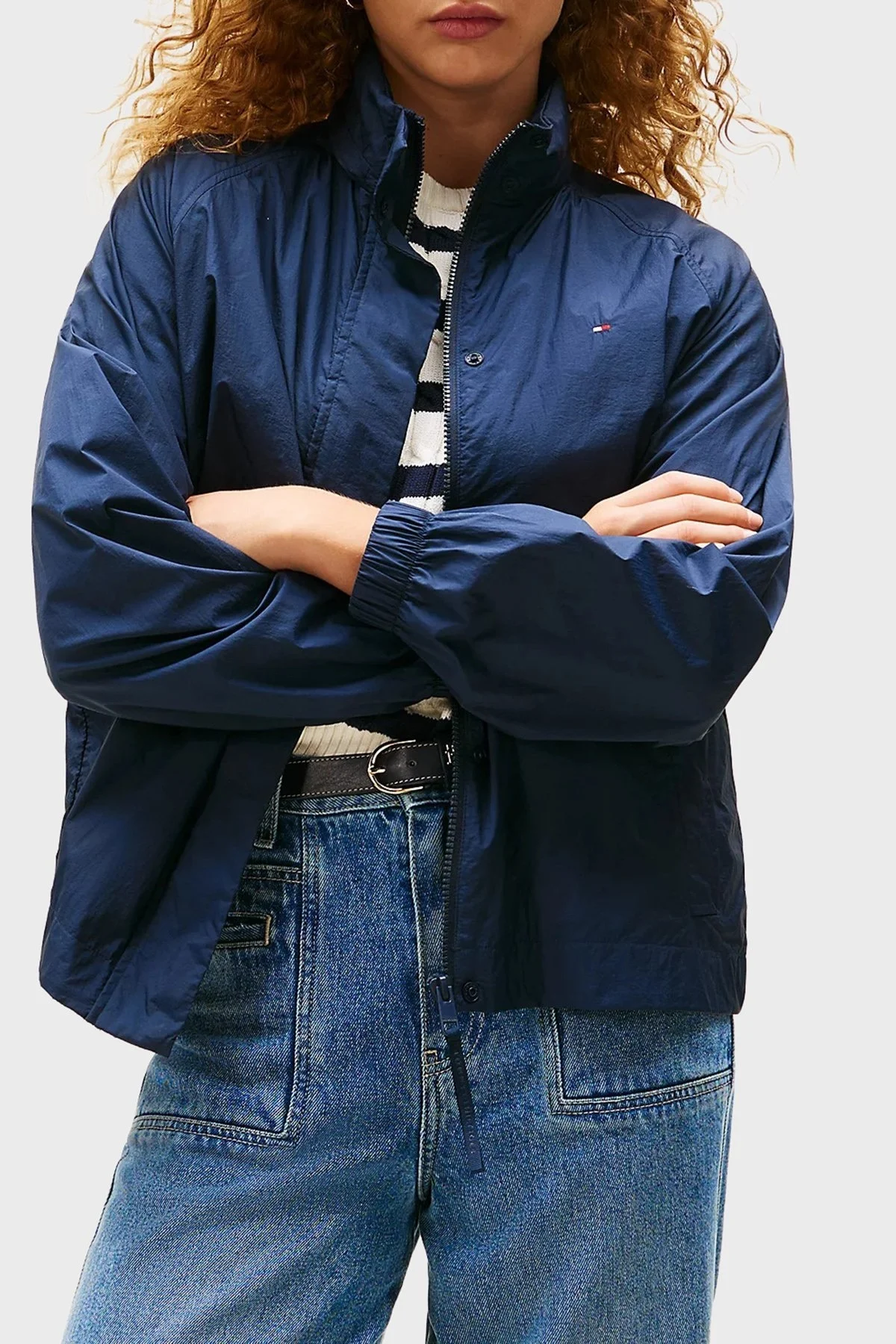 Tommy Hilfiger Logolu Su İtici Relaxed Fit Gizlenebilen Kapüşonlu Bayan Ceket WW0WW46444 C1G LACİVERT - 1