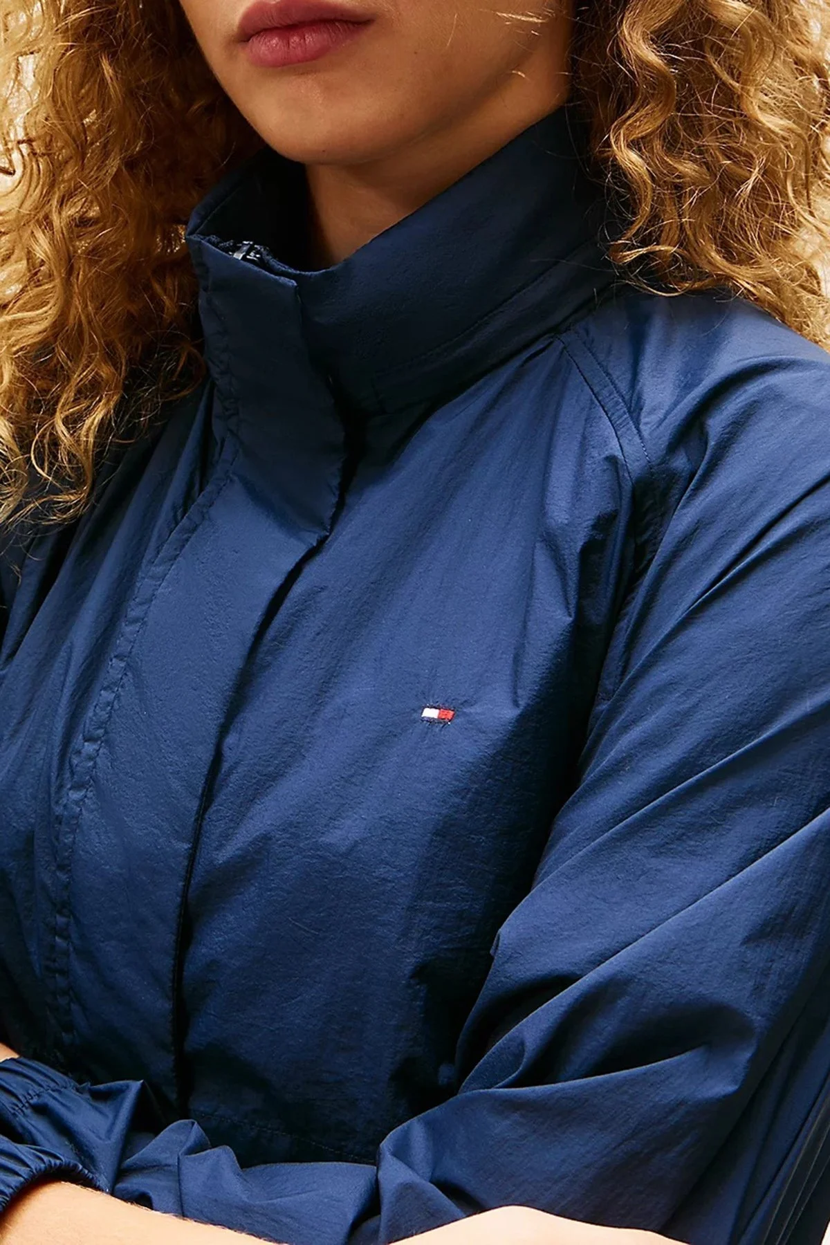 Tommy Hilfiger Logolu Su İtici Relaxed Fit Gizlenebilen Kapüşonlu Bayan Ceket WW0WW46444 C1G LACİVERT - 5