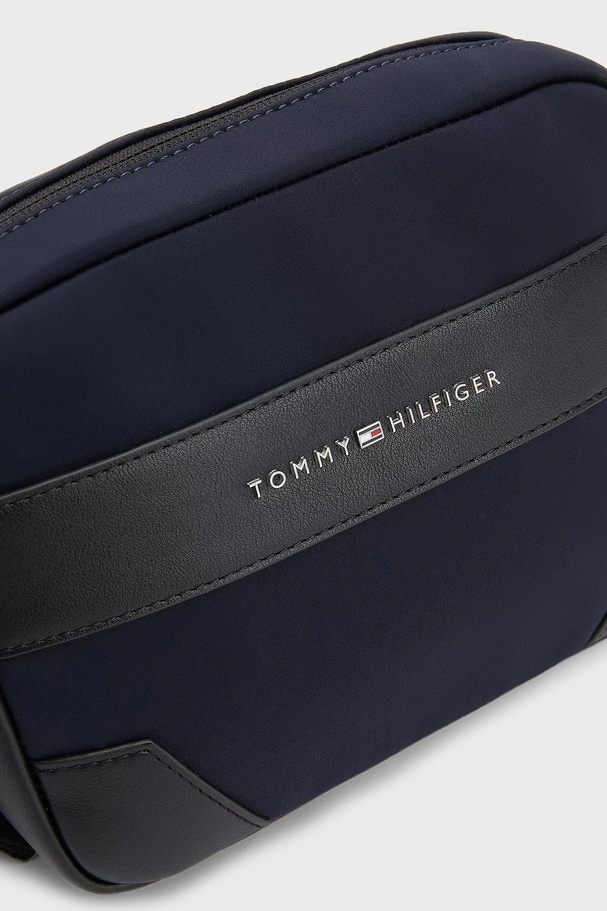 Tommy Hilfiger Logolu Su Tutmaz Erkek Çanta AM0AM10569 DW6 LACİVERT - 4