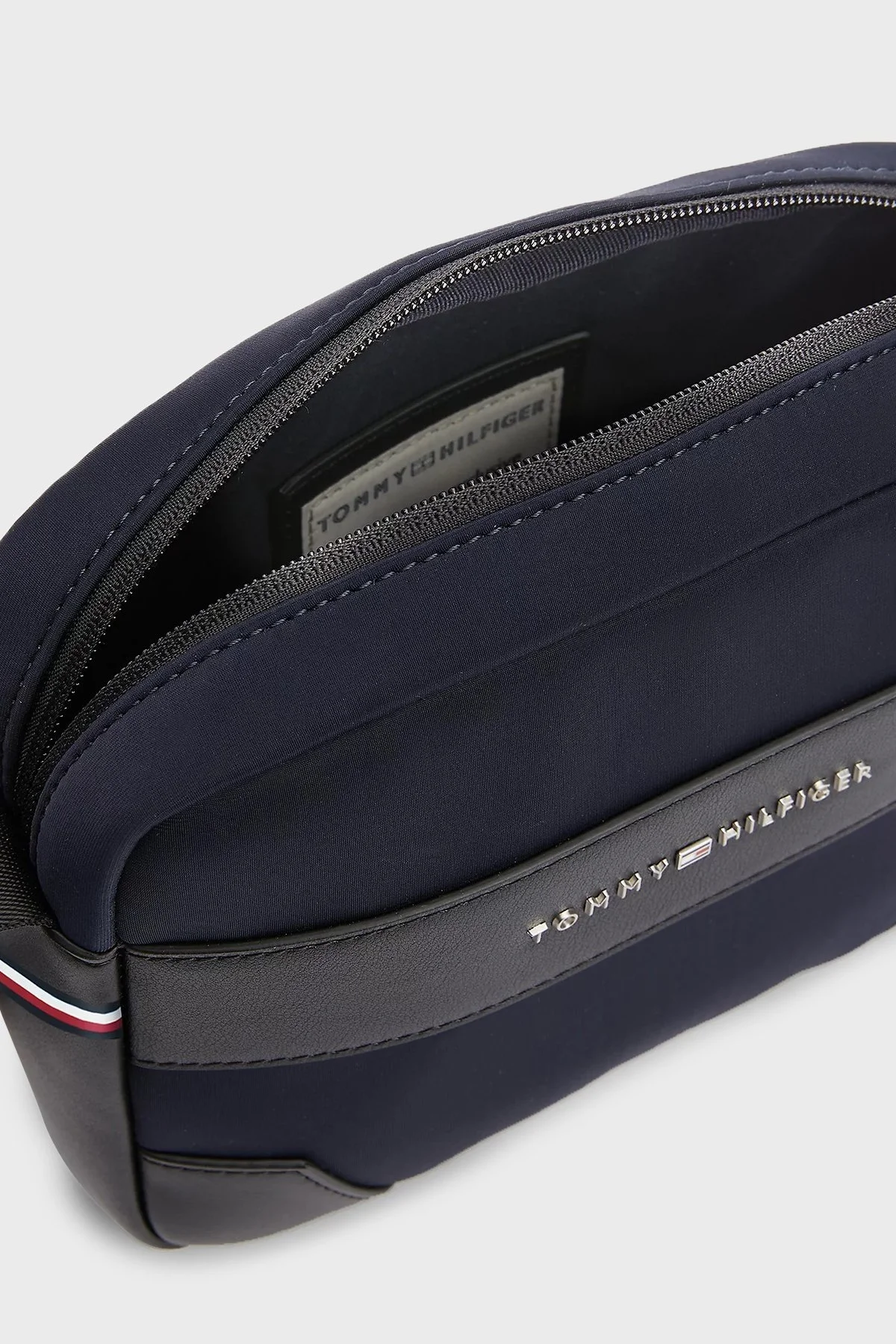 Tommy Hilfiger Logolu Su Tutmaz Erkek Çanta AM0AM10569 DW6 LACİVERT - 5