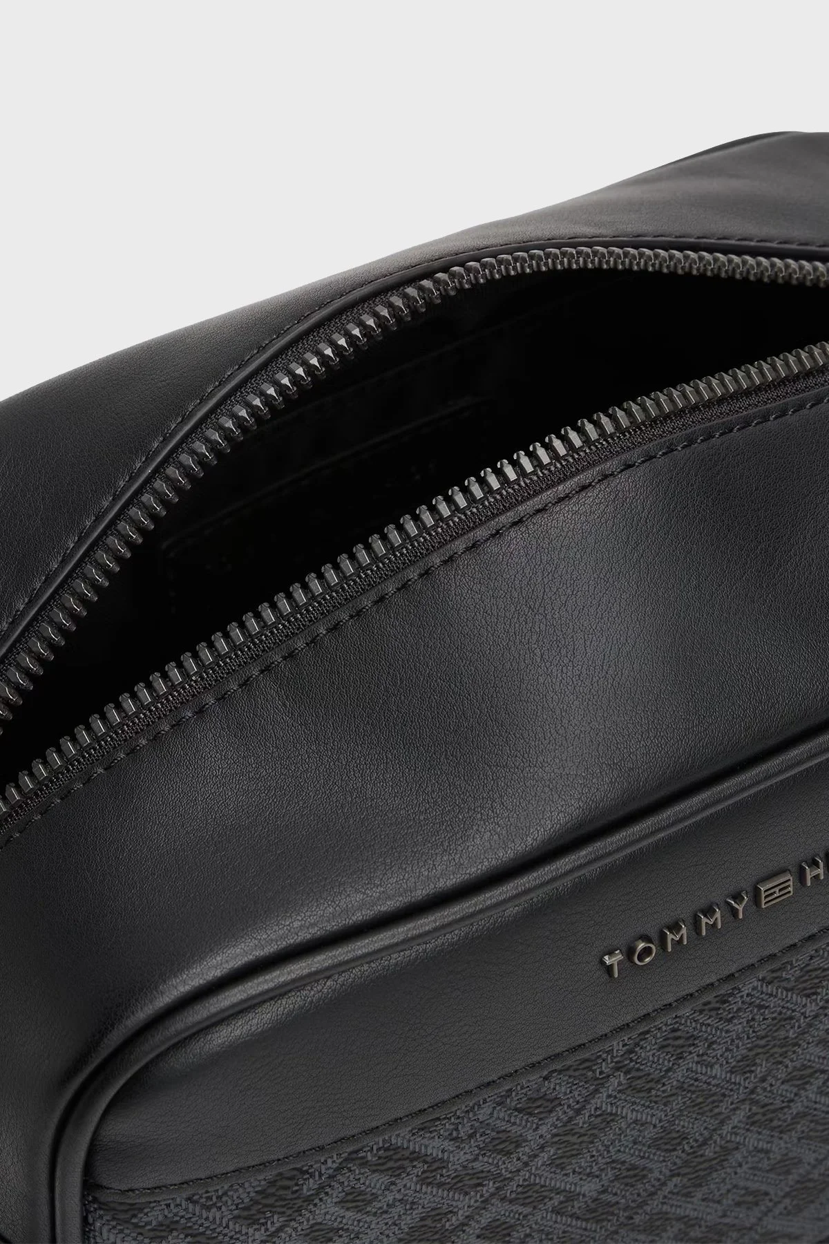 Tommy Hilfiger Logolu Tek Saplı Aksesuar Erkek Çanta AM0AM13528 BDS SİYAH - 3