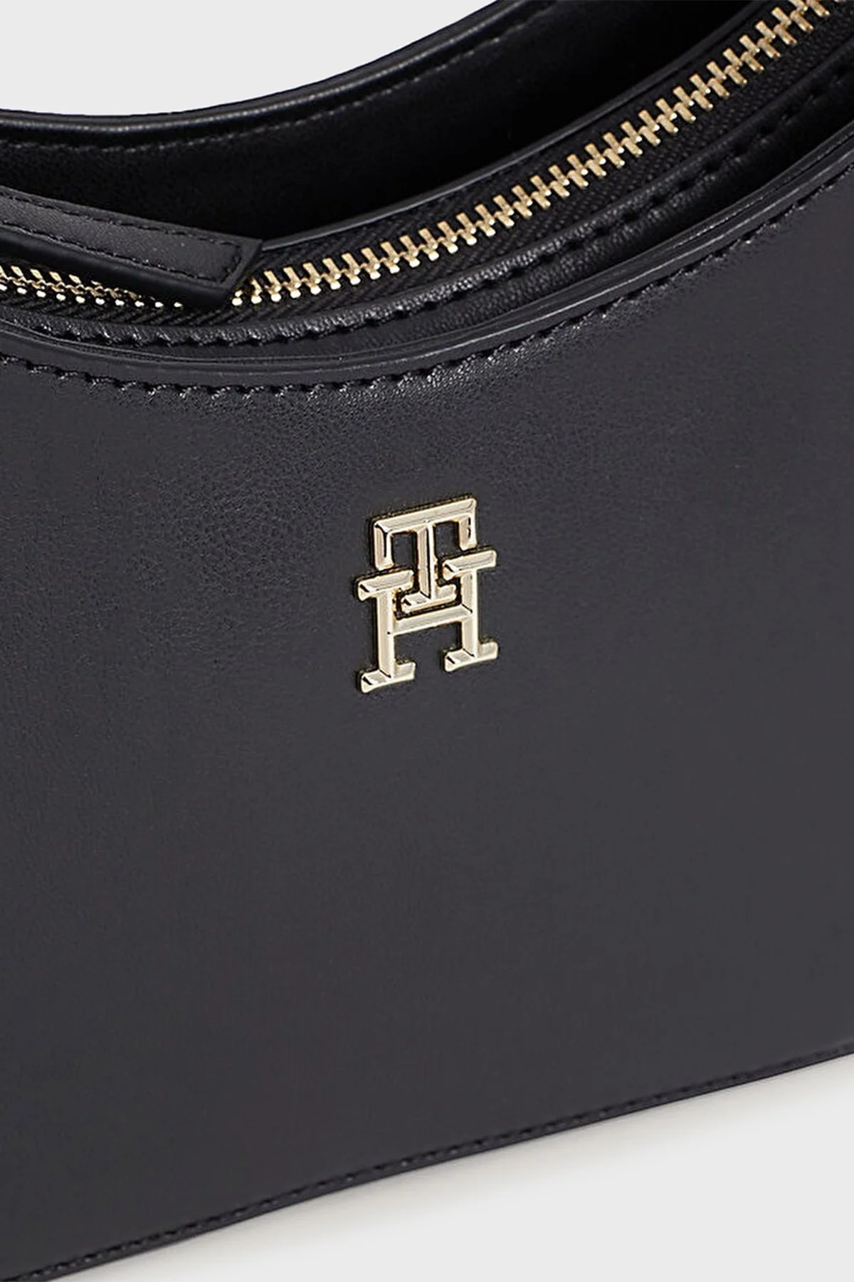 Tommy Hilfiger Logolu Zincir Askılı Bayan Çanta AW0AW16079 BDS SİYAH - 2