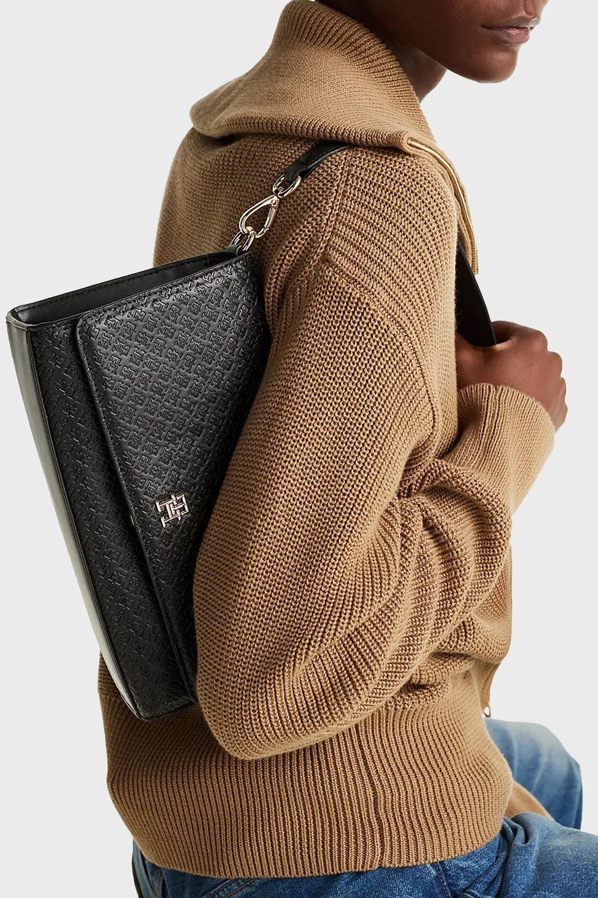 Tommy Hilfiger Monogram Kabartmalı Bayan Çanta AW0AW16933 BDS SİYAH - 2