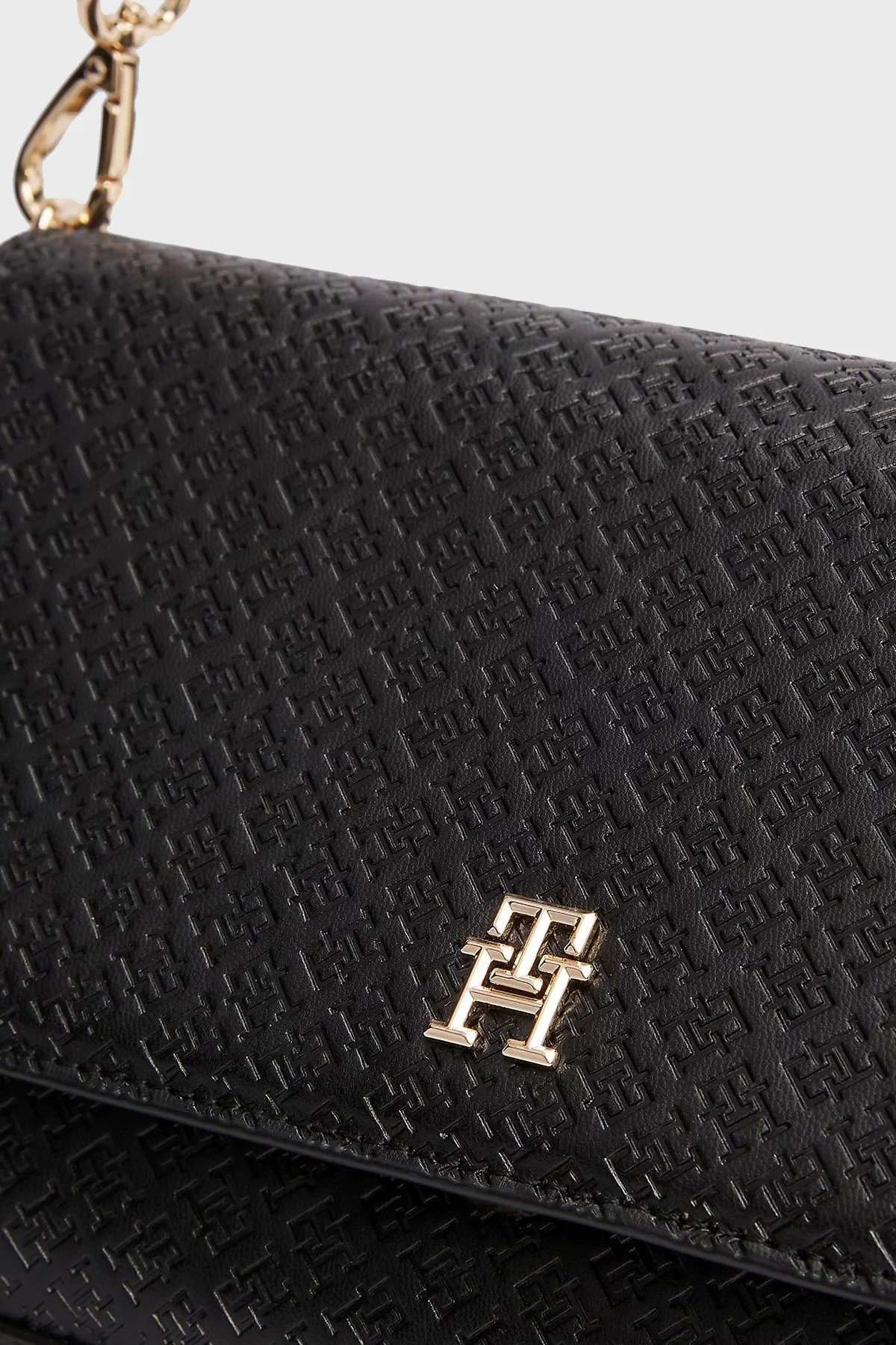 Tommy Hilfiger Monogram Kabartmalı Bayan Çanta AW0AW16933 BDS SİYAH - 4