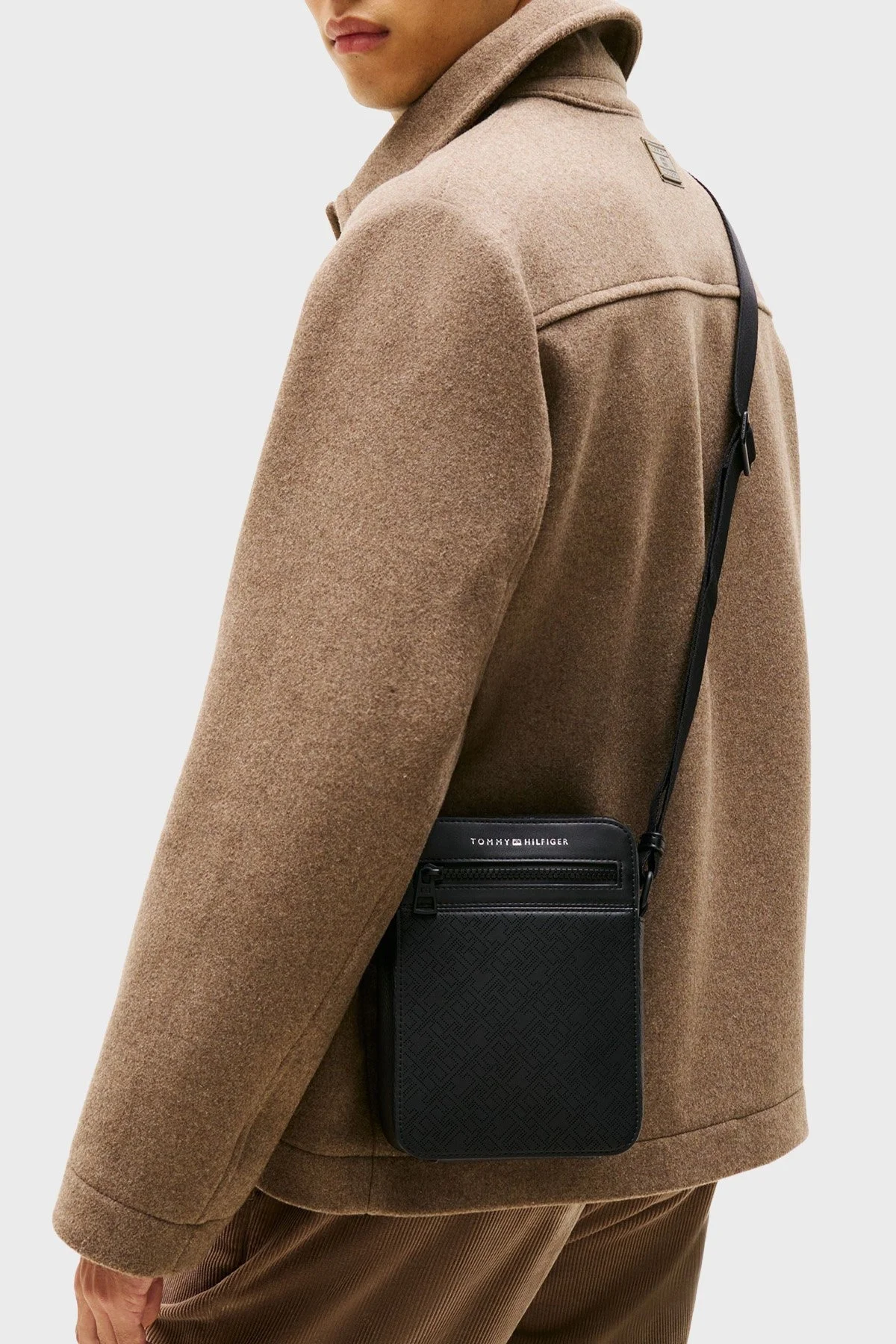 Tommy Hilfiger Monogram Logo Baskılı Ayarlanabilir Askılı Erkek Çanta AM0AM13836 BDS SİYAH - 2