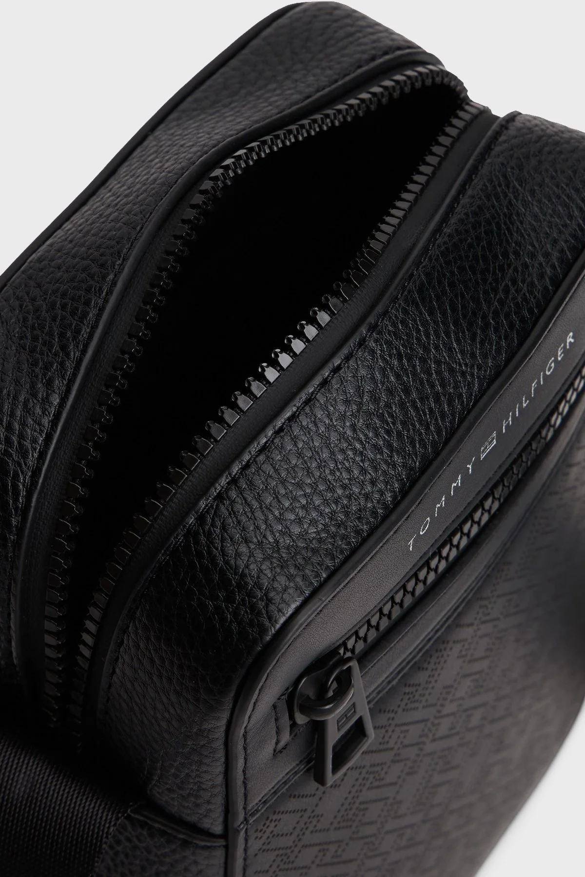 Tommy Hilfiger Monogram Logo Baskılı Ayarlanabilir Askılı Erkek Çanta AM0AM13836 BDS SİYAH - 4