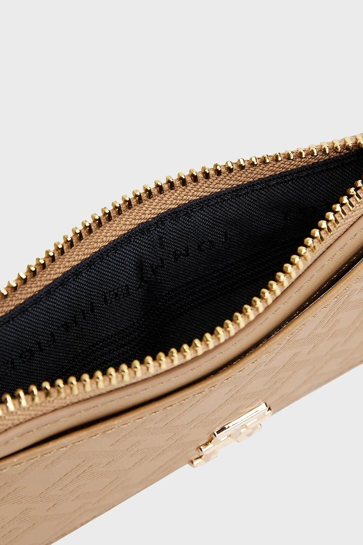 Tommy Hilfiger Monogram Logo Baskılı Fermuarlı Bayan Kartlık AW0AW17401 RBC KOYU HAKİ - 7