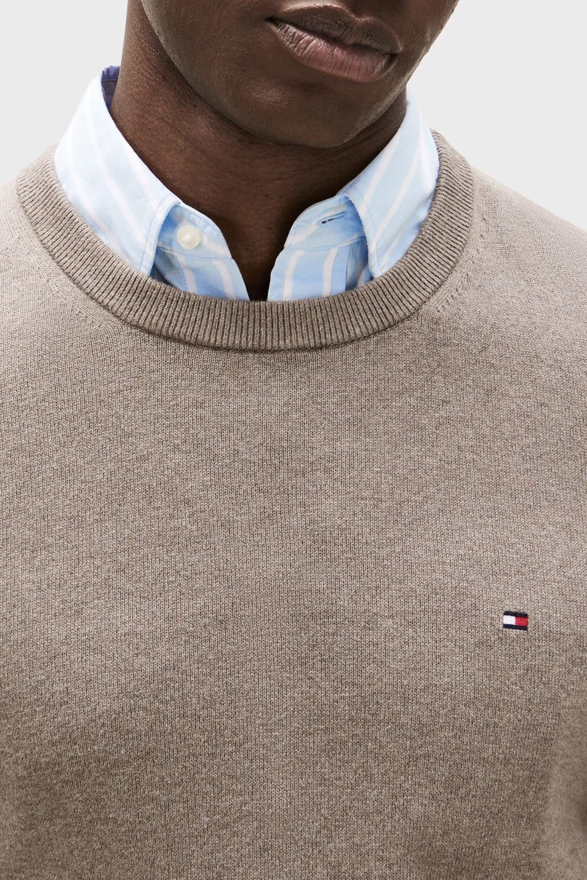 Tommy Hilfiger Pamuk ve Kaşmir Karışımlı Regular Fit Bisiklet Yaka Erkek Kazak MW0MW28046 HI3 KAHVE - 4