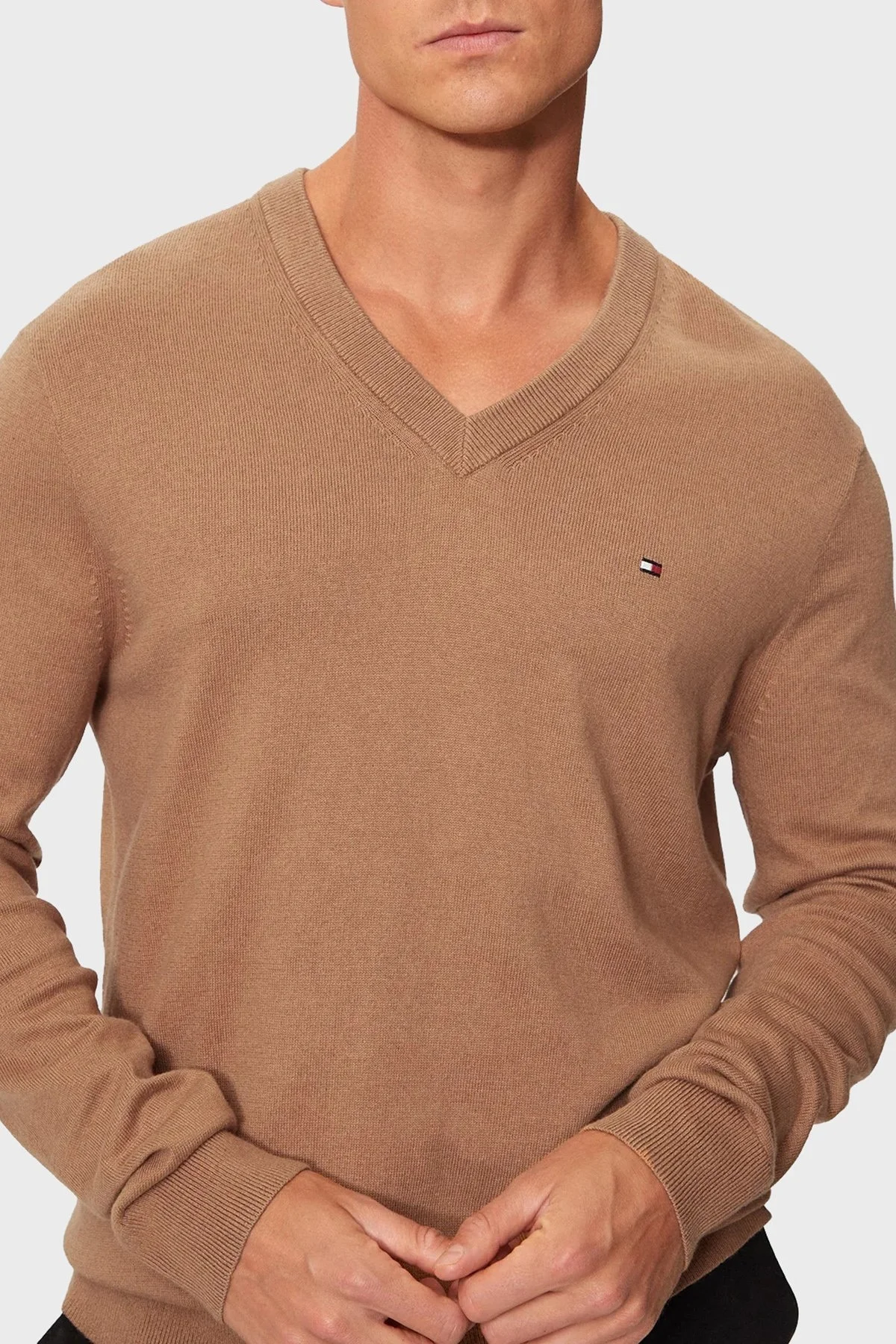 Tommy Hilfiger Pamuk ve Kaşmir Karışımlı Regular Fit V Yaka Erkek Kazak MW0MW28047 RBC KOYU HAKİ - 9