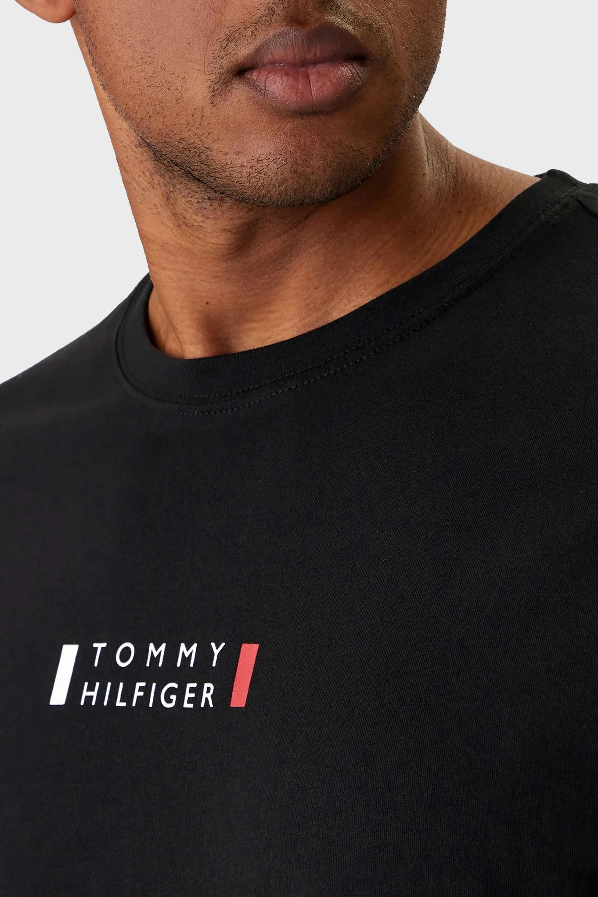 Tommy Hilfiger Pamuklu Regular Fit Bisiklet Yaka Erkek T Shirt MW0MW41453 BDS SİYAH - 4