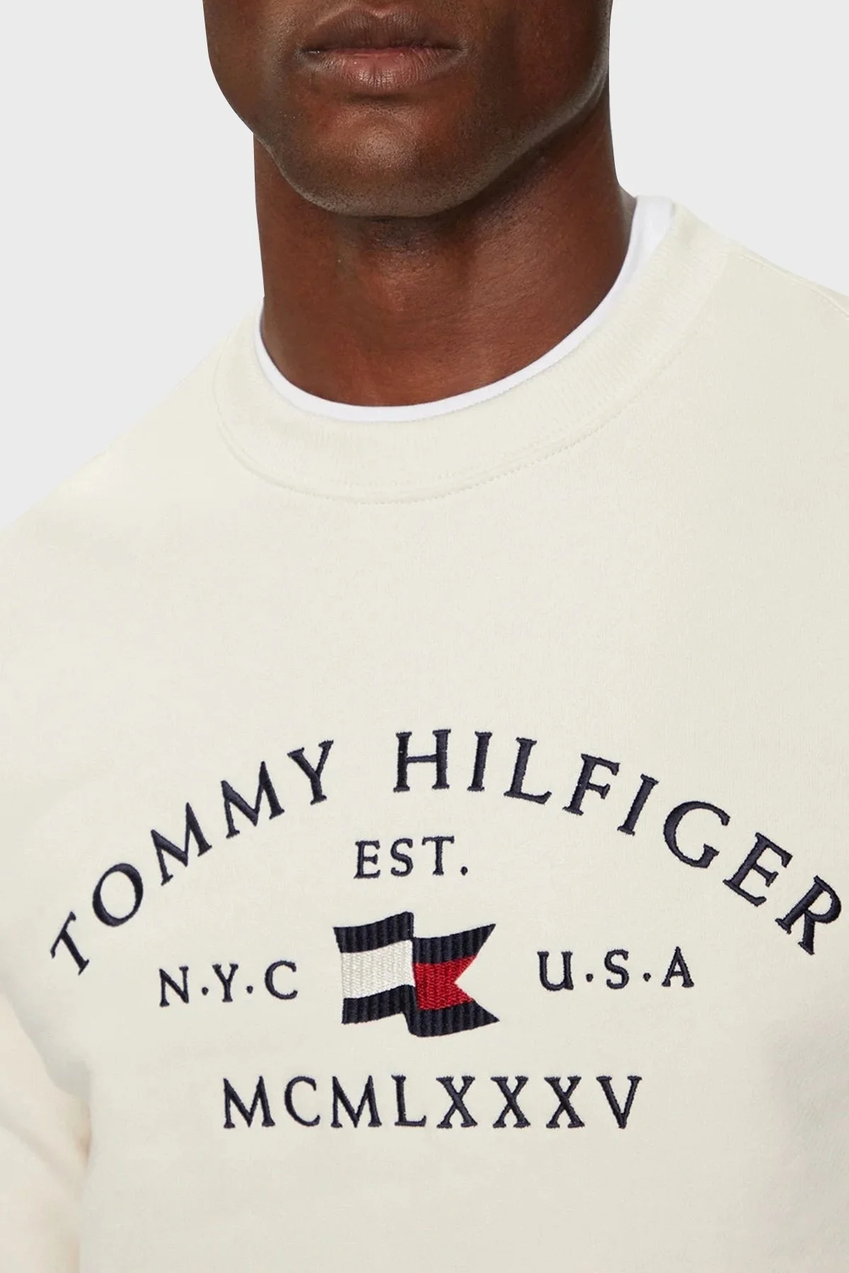 Tommy Hilfiger Pamuklu Regular Fit Bisiklet Yaka Logo Nakışlı Erkek Sweat MW0MW35526 Z00 AÇIK BEJ - 9