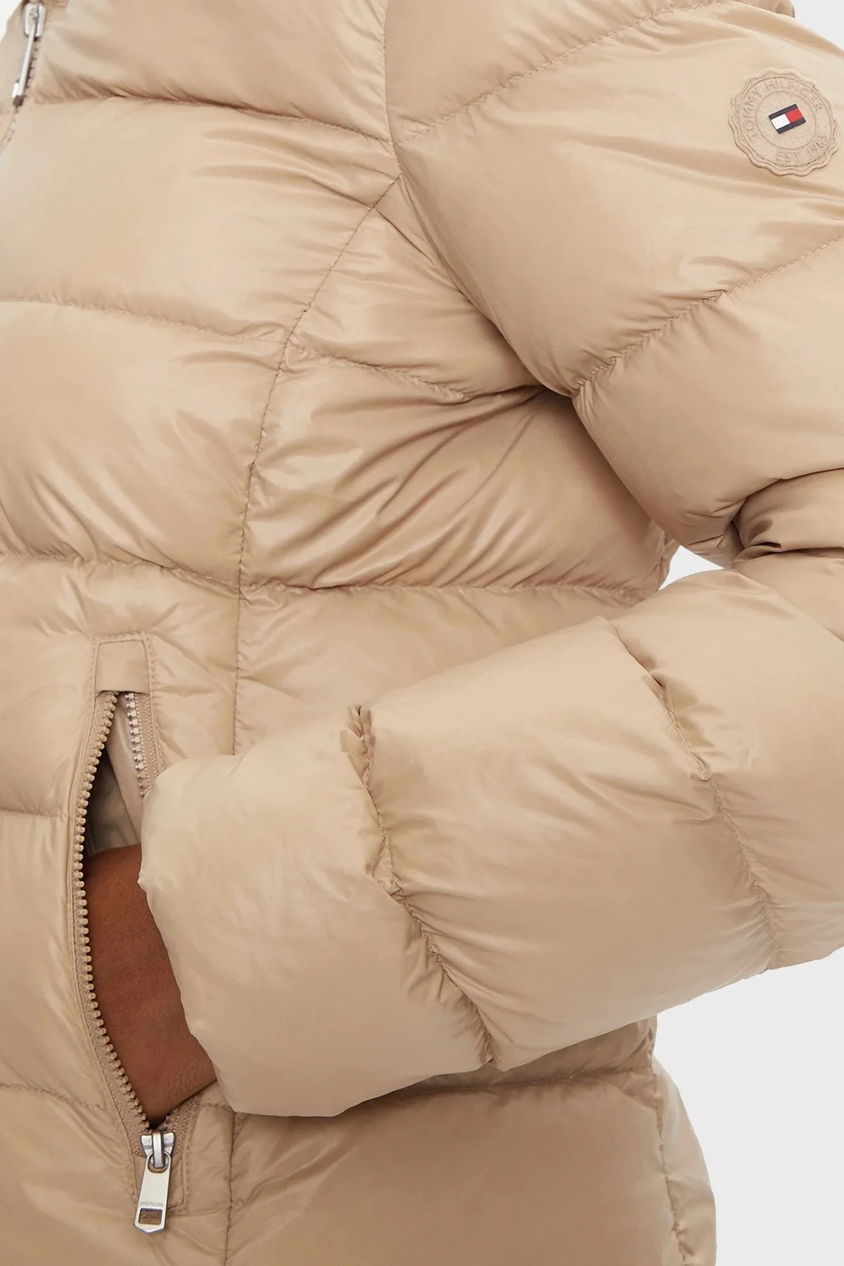 Tommy Hilfiger Regular Fit Su İtici Kuş Tüyü Dolgulu Kapüşonlu Şişme Bayan Mont WW0WW43520 AEG BEJ - 13