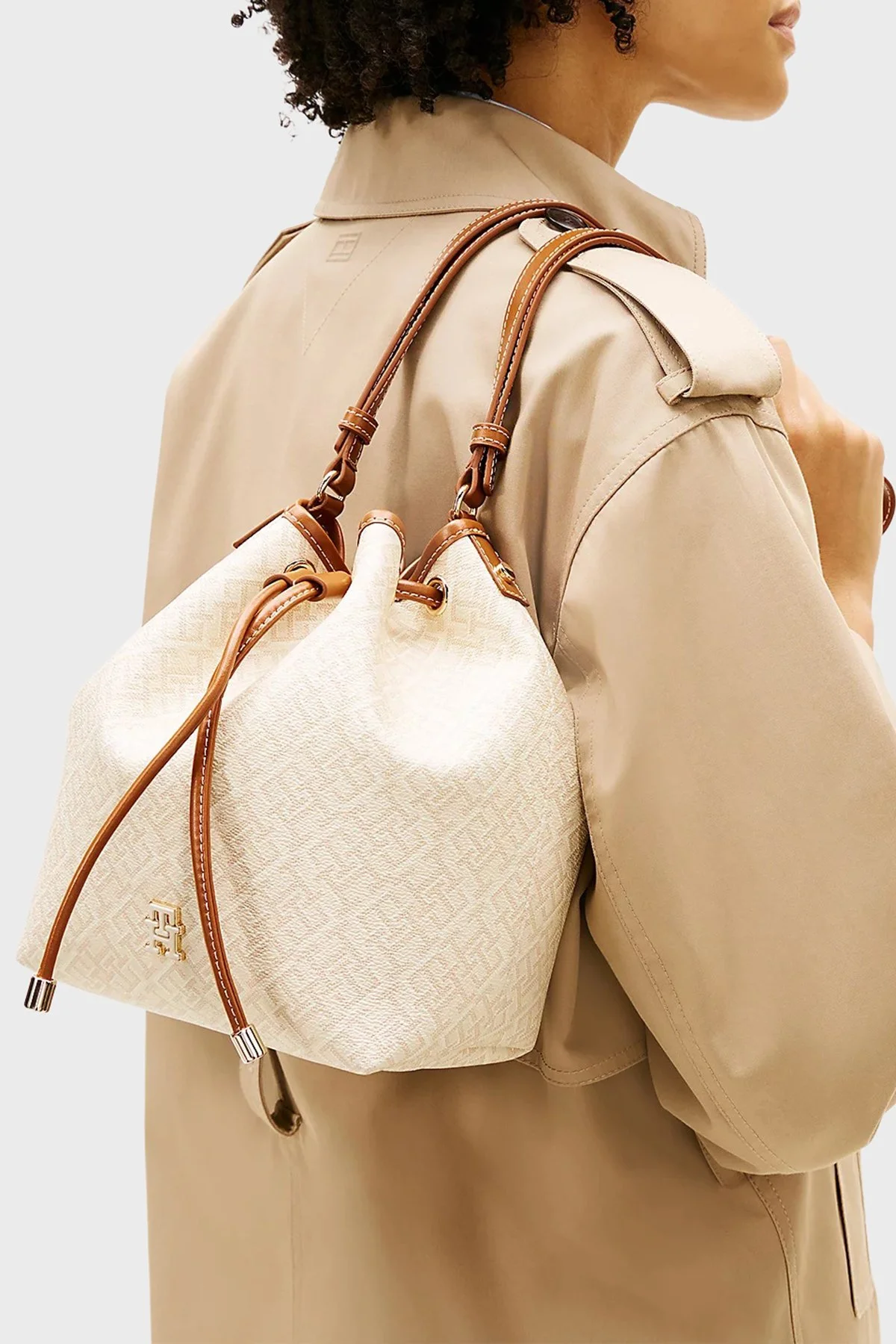 Tommy Hilfiger Tamamı Logolu Ayarlanabilir Askılı Büzgülü Kadın Çanta AW0AW18847 0F4 BEJ - 2