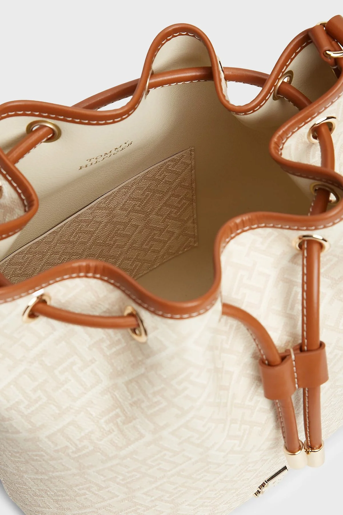 Tommy Hilfiger Tamamı Logolu Ayarlanabilir Askılı Büzgülü Kadın Çanta AW0AW18847 0F4 BEJ - 4