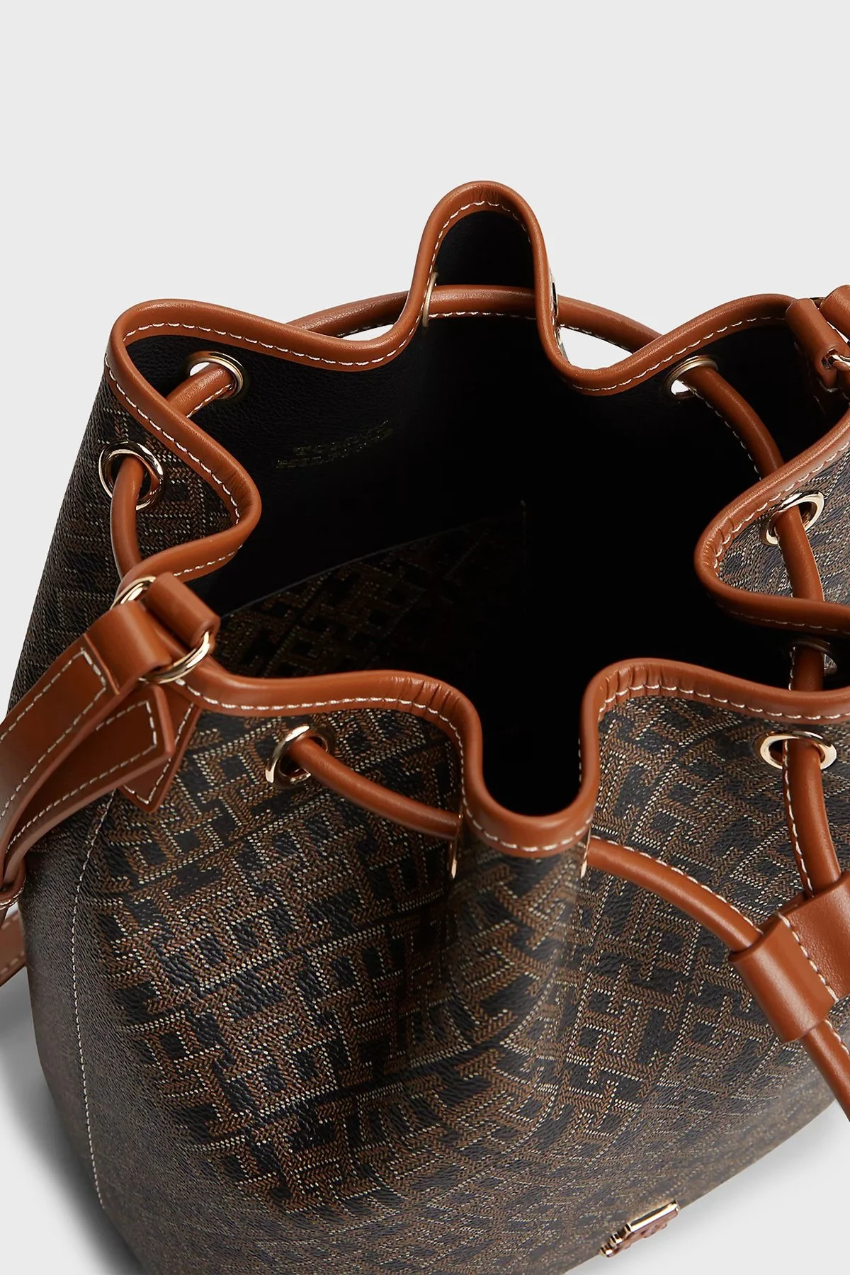 Tommy Hilfiger Tamamı Logolu Ayarlanabilir Askılı Kadın Çanta AW0AW18847 0GJ SİYAH - 4