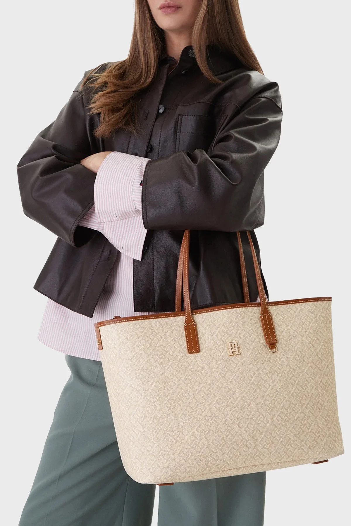 Tommy Hilfiger Tamamı Logolu Omuz Askılı Kadın Çanta AW0AW17416 0F4 BEJ - 2